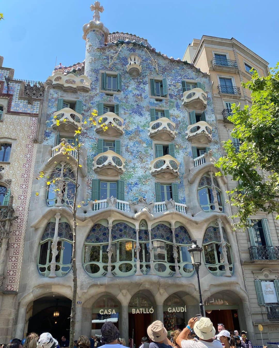 市原彩花さんのインスタグラム写真 - (市原彩花Instagram)「Passeig de Gràcia 💠  グラシア通りをお散歩💐 銀座みたいなこの通りではガウディの建築物、カサ・ミラとカサ・バトリョが見れるよ😚  そして美食の街・サンセバスチャンにも行って、フォロワーさん達にオススメしてもらったお店たくさん回ったよ😋 ハイライトに残しておきます🍽 いつも素敵な情報くださる皆さん、ありがとう☺️  スペインはお酒・食べ物・タクシーが安くていい😚(イビザ除く)  #casamila#casabatllo#カサバトリョ#カサミラ#barcelona#バルセロナ#barcelonatrip#spain#スペイン#spaintravel#visitspain#スペイン旅行#スペイン観光#ガウディ#海外旅行#ヨーロッパ#ヨーロッパ旅行#バルセロナ旅行#バルセロナ観光#japanesegirl#asianmodel」7月23日 16時47分 - ayaka_ichihara