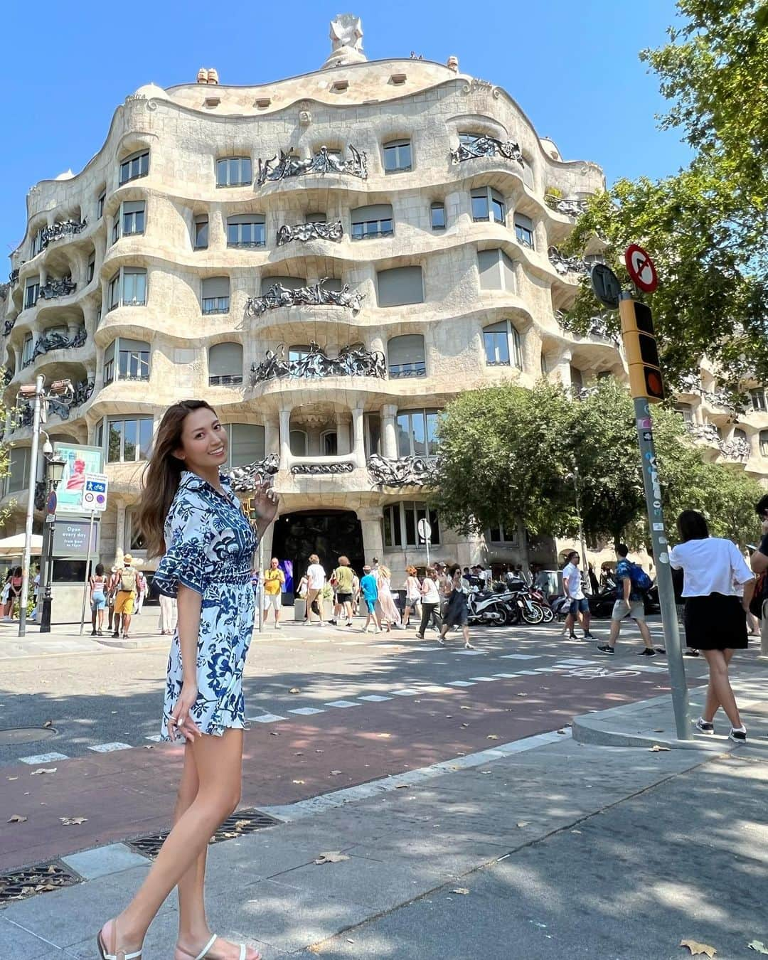 市原彩花さんのインスタグラム写真 - (市原彩花Instagram)「Passeig de Gràcia 💠  グラシア通りをお散歩💐 銀座みたいなこの通りではガウディの建築物、カサ・ミラとカサ・バトリョが見れるよ😚  そして美食の街・サンセバスチャンにも行って、フォロワーさん達にオススメしてもらったお店たくさん回ったよ😋 ハイライトに残しておきます🍽 いつも素敵な情報くださる皆さん、ありがとう☺️  スペインはお酒・食べ物・タクシーが安くていい😚(イビザ除く)  #casamila#casabatllo#カサバトリョ#カサミラ#barcelona#バルセロナ#barcelonatrip#spain#スペイン#spaintravel#visitspain#スペイン旅行#スペイン観光#ガウディ#海外旅行#ヨーロッパ#ヨーロッパ旅行#バルセロナ旅行#バルセロナ観光#japanesegirl#asianmodel」7月23日 16時47分 - ayaka_ichihara