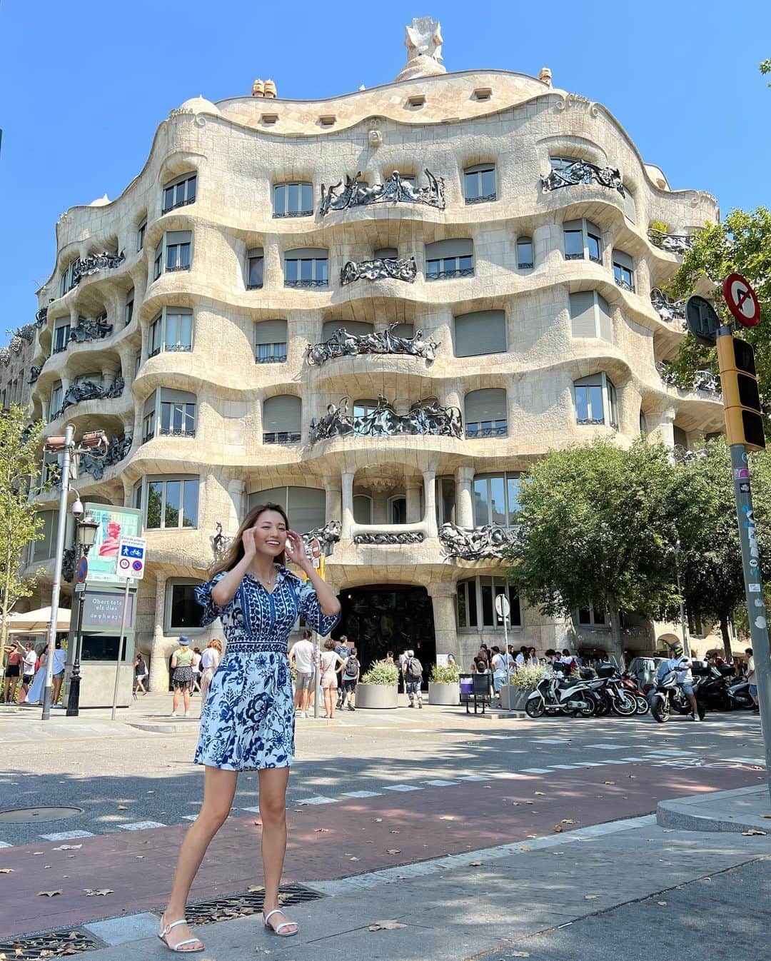 市原彩花さんのインスタグラム写真 - (市原彩花Instagram)「Passeig de Gràcia 💠  グラシア通りをお散歩💐 銀座みたいなこの通りではガウディの建築物、カサ・ミラとカサ・バトリョが見れるよ😚  そして美食の街・サンセバスチャンにも行って、フォロワーさん達にオススメしてもらったお店たくさん回ったよ😋 ハイライトに残しておきます🍽 いつも素敵な情報くださる皆さん、ありがとう☺️  スペインはお酒・食べ物・タクシーが安くていい😚(イビザ除く)  #casamila#casabatllo#カサバトリョ#カサミラ#barcelona#バルセロナ#barcelonatrip#spain#スペイン#spaintravel#visitspain#スペイン旅行#スペイン観光#ガウディ#海外旅行#ヨーロッパ#ヨーロッパ旅行#バルセロナ旅行#バルセロナ観光#japanesegirl#asianmodel」7月23日 16時47分 - ayaka_ichihara