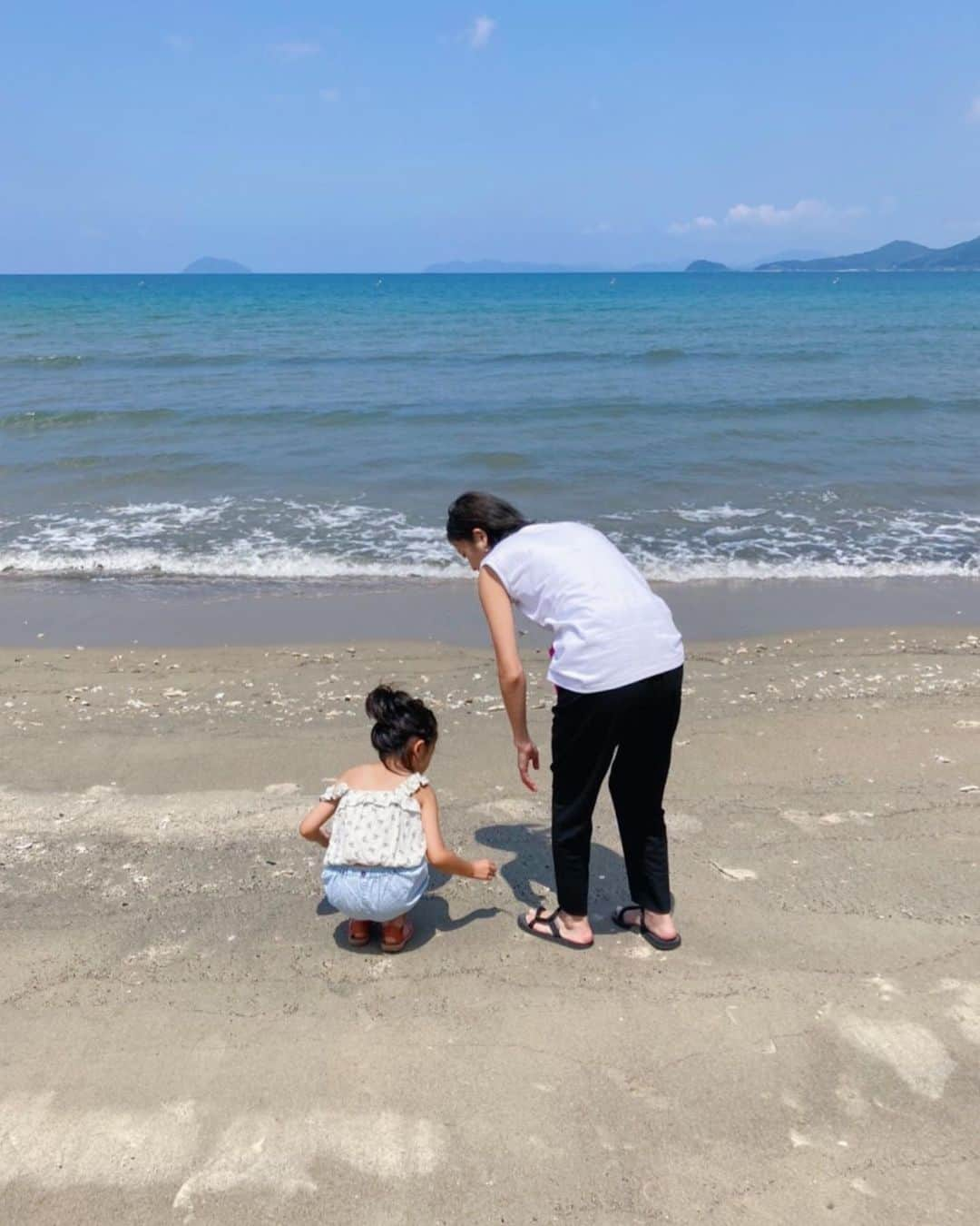 原田沙奈子さんのインスタグラム写真 - (原田沙奈子Instagram)「佐賀の唐津🌴 ここは父が子供の頃に住んでいた場所。  幼い父がよく遊んでいたこの海でアマネがキャッキャ言って遊んで。←貝殻拾いに全員巻き込まれたけど  控えめに言って、最高🫶  どうしても海に入りたくて貝殻を洗うという名目でサンダルをギリギリで脱いで貝殻の砂を海の水で洗い、たまに勢いのよい波にお尻を濡らされるも全く濡れてないと言い張り、足に砂が付くからと親戚の優しいおじちゃまが抱っこして階段まで連れていってくれるという夢心地の体験をしたアマネ。  最後まで離さなかった砂団子はなんとか階段に置いて、 「ほら、また次来た時にあるかもよ♡」とかいう大人の常套句で納得するアマネがいて。←  きっといつか。 この日を懐かしむんだろうな。  綺麗な空と海と松林と本当に素敵すぎる場所❤️またいく  #唐津#アマネの旅」7月23日 17時31分 - sanakoharada