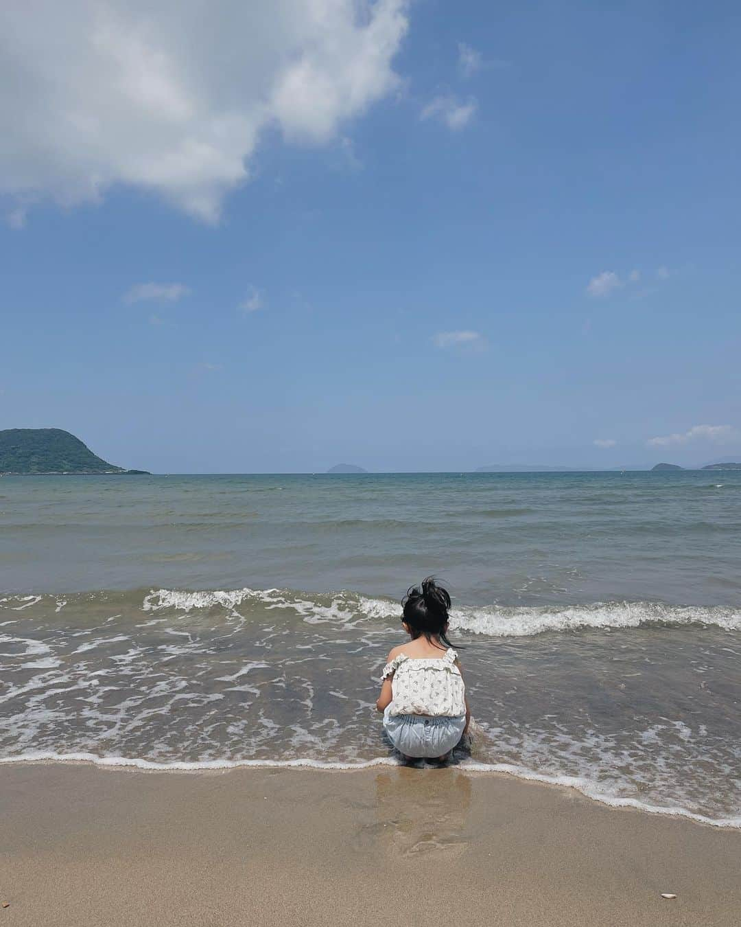 原田沙奈子さんのインスタグラム写真 - (原田沙奈子Instagram)「佐賀の唐津🌴 ここは父が子供の頃に住んでいた場所。  幼い父がよく遊んでいたこの海でアマネがキャッキャ言って遊んで。←貝殻拾いに全員巻き込まれたけど  控えめに言って、最高🫶  どうしても海に入りたくて貝殻を洗うという名目でサンダルをギリギリで脱いで貝殻の砂を海の水で洗い、たまに勢いのよい波にお尻を濡らされるも全く濡れてないと言い張り、足に砂が付くからと親戚の優しいおじちゃまが抱っこして階段まで連れていってくれるという夢心地の体験をしたアマネ。  最後まで離さなかった砂団子はなんとか階段に置いて、 「ほら、また次来た時にあるかもよ♡」とかいう大人の常套句で納得するアマネがいて。←  きっといつか。 この日を懐かしむんだろうな。  綺麗な空と海と松林と本当に素敵すぎる場所❤️またいく  #唐津#アマネの旅」7月23日 17時31分 - sanakoharada