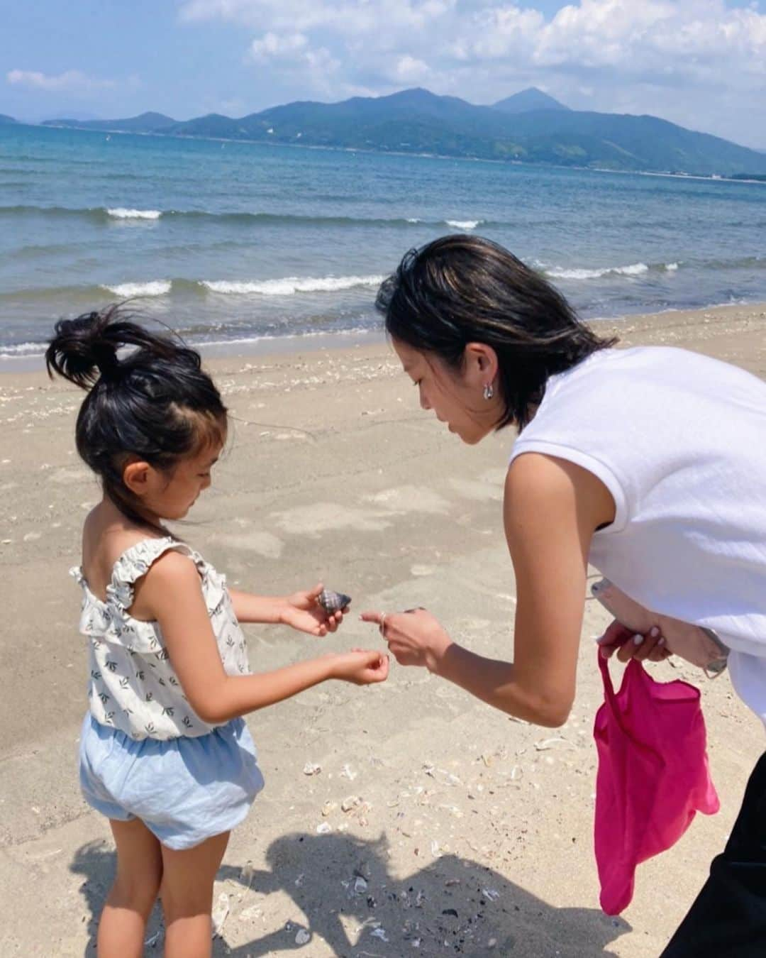 原田沙奈子さんのインスタグラム写真 - (原田沙奈子Instagram)「佐賀の唐津🌴 ここは父が子供の頃に住んでいた場所。  幼い父がよく遊んでいたこの海でアマネがキャッキャ言って遊んで。←貝殻拾いに全員巻き込まれたけど  控えめに言って、最高🫶  どうしても海に入りたくて貝殻を洗うという名目でサンダルをギリギリで脱いで貝殻の砂を海の水で洗い、たまに勢いのよい波にお尻を濡らされるも全く濡れてないと言い張り、足に砂が付くからと親戚の優しいおじちゃまが抱っこして階段まで連れていってくれるという夢心地の体験をしたアマネ。  最後まで離さなかった砂団子はなんとか階段に置いて、 「ほら、また次来た時にあるかもよ♡」とかいう大人の常套句で納得するアマネがいて。←  きっといつか。 この日を懐かしむんだろうな。  綺麗な空と海と松林と本当に素敵すぎる場所❤️またいく  #唐津#アマネの旅」7月23日 17時31分 - sanakoharada