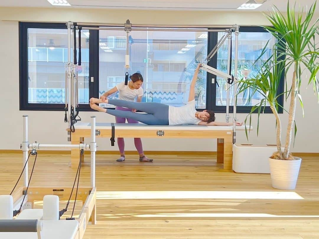 栗原恵さんのインスタグラム写真 - (栗原恵Instagram)「. #pilates  帰り道の階段 足がプルプルしてました🦌w  @junko_mohipilates さん いつもありがとうございます！✨  @mayu_mohipilates さん お写真ありがとうございました☺️」7月23日 18時13分 - megumi_kurihara_official