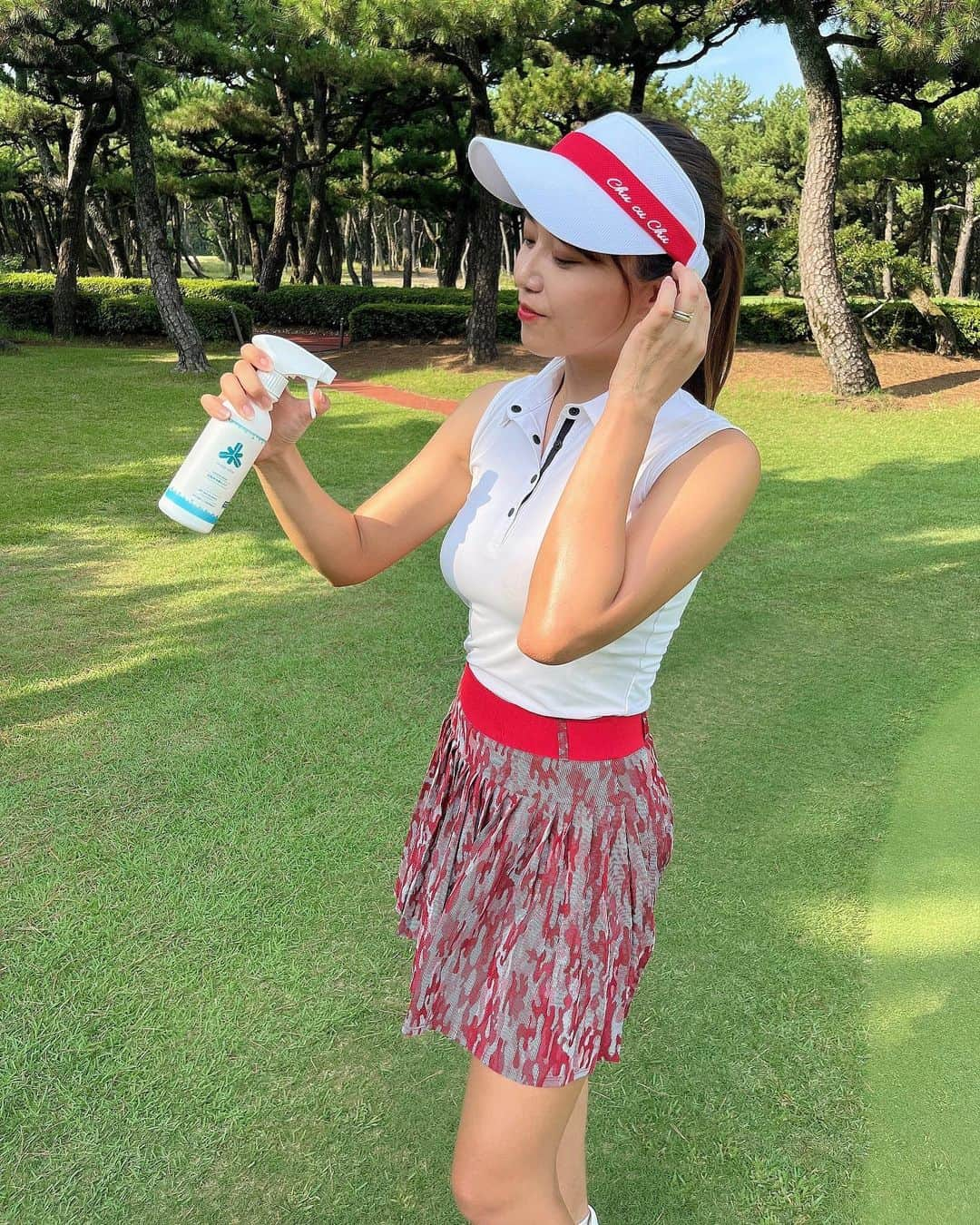 とくさきさんのインスタグラム写真 - (とくさきInstagram)「夏ゴルフで愛用しまくってる @freezetech_official の冷感スプレー🤍💙 . ゴルフウェアの上からシュッシュッてかけるだけで、アルコールフリーだから肌にも良い😌 . 今日のゴルフでも何回も使って、ほんと体感温度が下がった気がして最高だった❤️スースーする感じ伝わるかなぁ？？ . 明日のゴルフでももちろん使うよ😆ゴルフしないカメラマンも今日使いまくりだった。笑 . 今から全品ポイント10倍で、 5000円以上で20％OFFクーポンつくみたいだからストーリー見てね✨ . #freezetech#フリーズテック#氷撃#ヒートレスキュー#supported#夏ゴルフ#暑さ対策#ゴルフ#ゴルフ女子#golf#golfgirl#golfswing#ゴルフスイング#sports#スポーツ#スポーツ女子#골프#골프여자#尔夫球#高尔夫#ゴルフウェア#golfwear」7月23日 19時42分 - tokusaki_golf