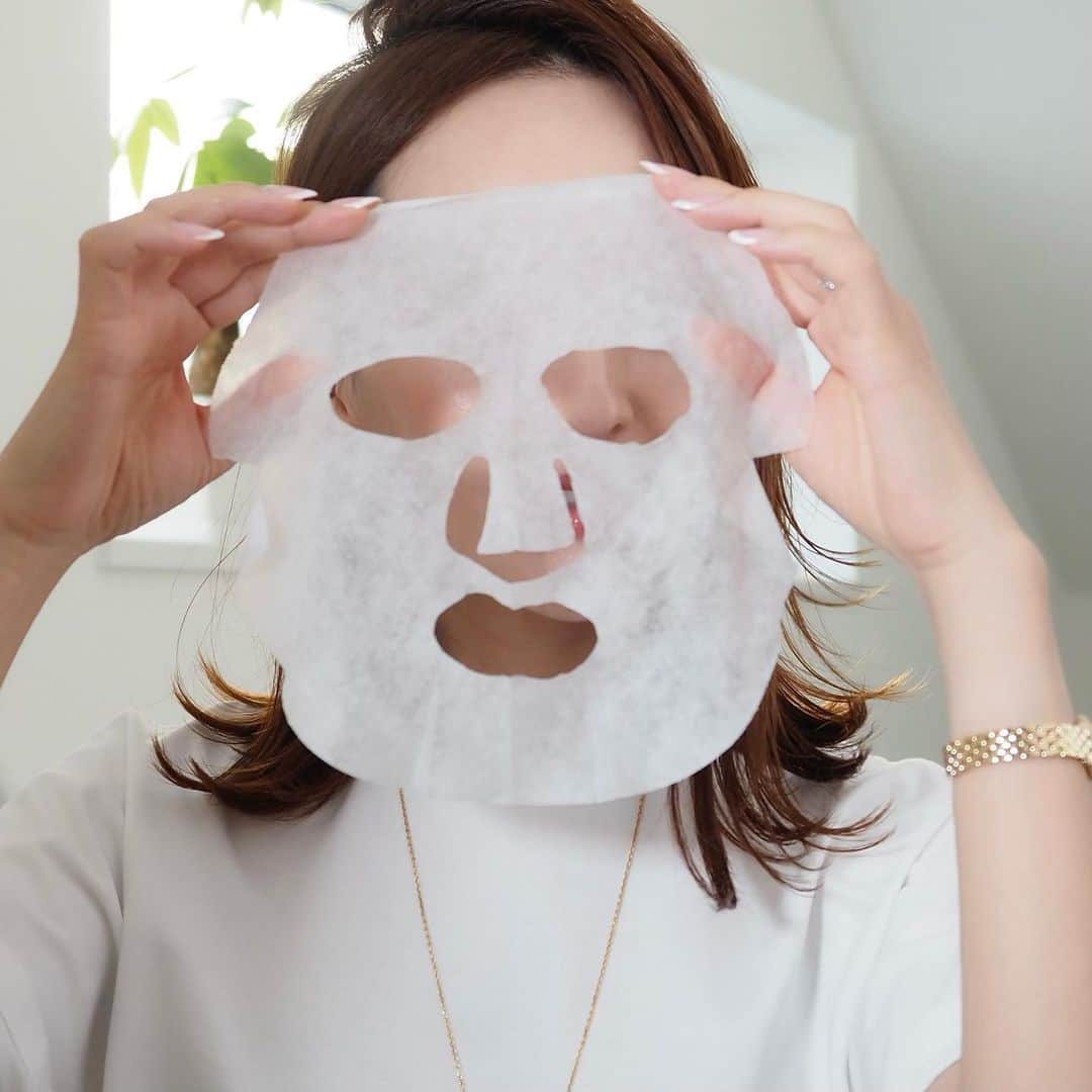 星玲奈さんのインスタグラム写真 - (星玲奈Instagram)「夏でもエアコンの乾燥や マスク摩擦で、お肌にとっては結構過酷な状況😭 最近は、毎日シートマスクでお手入れをするようになって 肌のツヤ感がぐーーんとアップした感じ😍 シートマスクって、時々のケアとして使っていたけれど @bonjoursagan から新しく出たコスメデリカデイリーマスクは 毎日使うコンセプトで作られた お値段的にも嬉しいシートマスク❤️ しかもオールインワンなので 洗顔後すぐにぺたっと顔に貼って 10分前後他の支度をしている間にお肌しっとりに✨ 毎日シートマスクって、贅沢〜〜 と思うけれど、ここまでお肌が元気になるならやっぱりちゃんとやりたい🥹❤️ 話題のCICA入り、天然成分90%以上、日本製コットン使用で お手頃価格ながらも中身はちゃんとしてる😍 元々お手頃価格ですが さらにお得にお買い物ができるクーポンコードがあるので このあとストーリーにつけますね❤️  #bonjoursagan#ボンジュールサガン #コスメデリカデイリーマスク」7月23日 20時57分 - reinahoshi1015