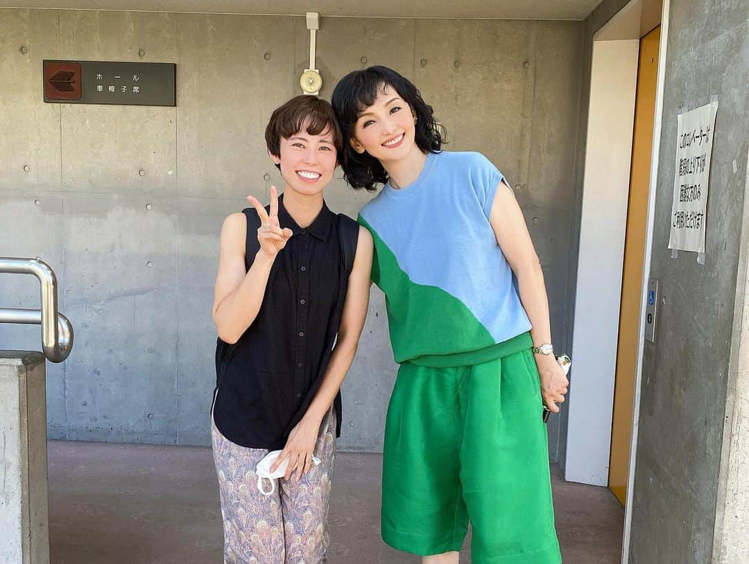 南果歩さんのインスタグラム写真 - (南果歩Instagram)「#鎌倉日仏協会 で、エッセイストの #村上香住子 さんとトークショー😊😊😊 感染対策を徹底した中での開催でした‼️ 写真の時だけマスクを外して😊 私のエッセイ、乙女オバさんのことや好奇心、情熱、未来などなど、色んな話題に及びました🍀 友人達もたくさん来てくれて嬉しかったー🍀🍀🍀 その中で、私の大事なCan友、山吹祥子さんのことを話そうとしたら込み上げてくるものがありました。彼女が旅立ち、命の尊さ、人生は生きてることだけで素晴らしいのだと、改めて教えてもらっています。 来て下さった皆様本当にありがとう‼️ 質問コーナーも楽しかった🍀 皆さんの声が聞けて嬉しかったです🍀 今日もお陰様で良き日になりました🌈 感謝です😊 このような機会を下さった香住子さんありがとう🍀🍀🍀 #トークショー #鎌倉 #質疑応答 #友との別れ @quellechanceshoko  #素敵な先輩 #人生は素晴らしい #乙女オバさん ヘアメイク @kkfdkei  #南果歩 #kahominami #japaneseactress」7月23日 21時35分 - kaho_minami