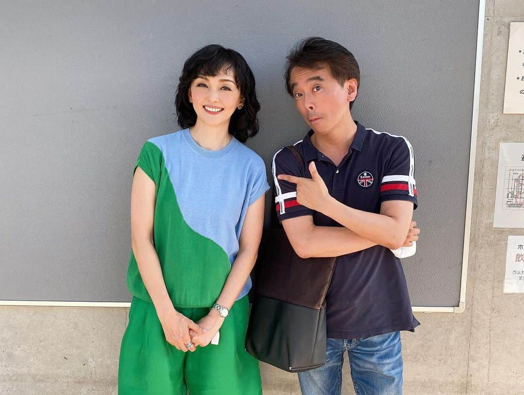 南果歩さんのインスタグラム写真 - (南果歩Instagram)「#鎌倉日仏協会 で、エッセイストの #村上香住子 さんとトークショー😊😊😊 感染対策を徹底した中での開催でした‼️ 写真の時だけマスクを外して😊 私のエッセイ、乙女オバさんのことや好奇心、情熱、未来などなど、色んな話題に及びました🍀 友人達もたくさん来てくれて嬉しかったー🍀🍀🍀 その中で、私の大事なCan友、山吹祥子さんのことを話そうとしたら込み上げてくるものがありました。彼女が旅立ち、命の尊さ、人生は生きてることだけで素晴らしいのだと、改めて教えてもらっています。 来て下さった皆様本当にありがとう‼️ 質問コーナーも楽しかった🍀 皆さんの声が聞けて嬉しかったです🍀 今日もお陰様で良き日になりました🌈 感謝です😊 このような機会を下さった香住子さんありがとう🍀🍀🍀 #トークショー #鎌倉 #質疑応答 #友との別れ @quellechanceshoko  #素敵な先輩 #人生は素晴らしい #乙女オバさん ヘアメイク @kkfdkei  #南果歩 #kahominami #japaneseactress」7月23日 21時35分 - kaho_minami