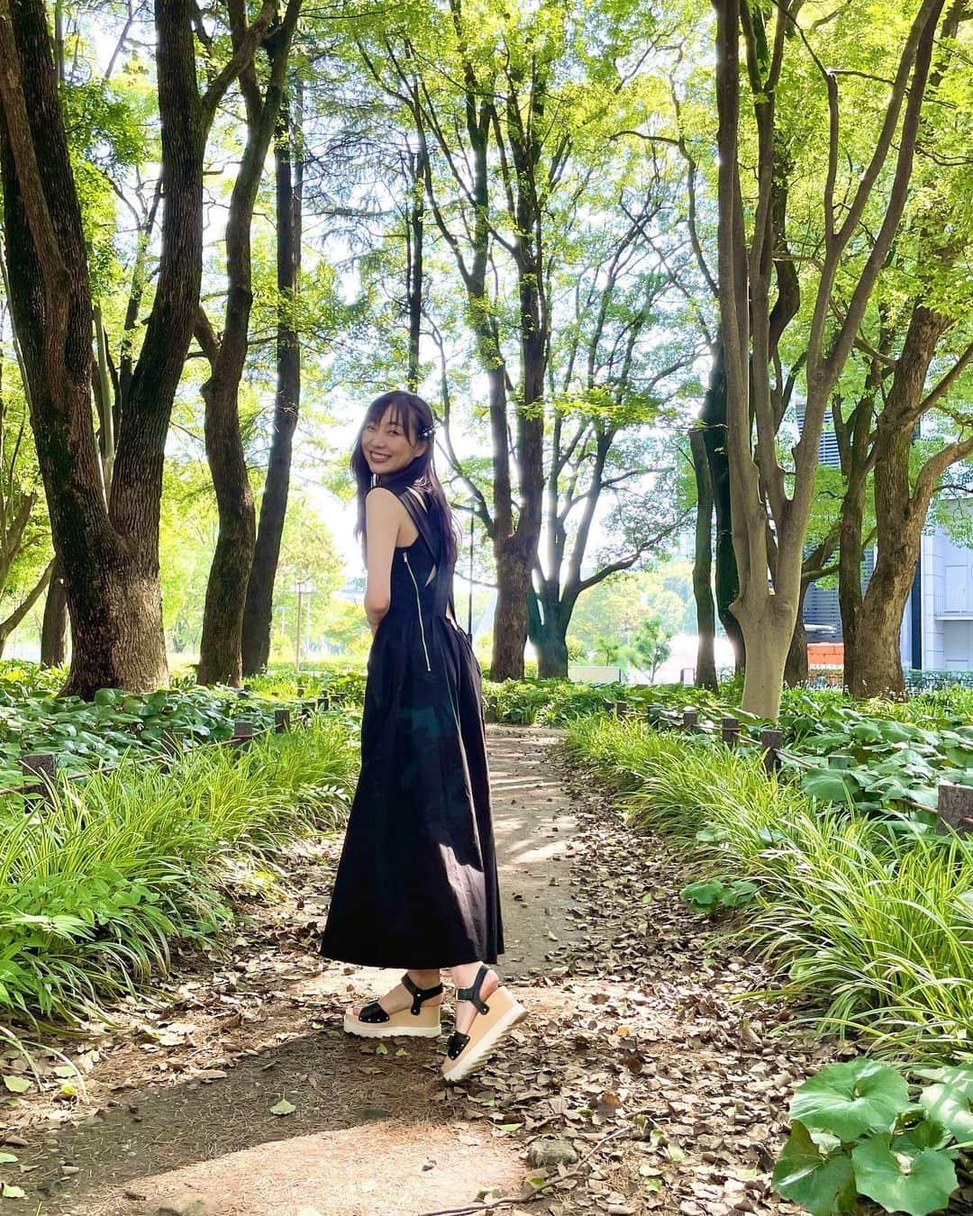 須田亜香里さんのインスタグラム写真 - (須田亜香里Instagram)「SKEの担当マネージャーさんが素敵な写真撮ってくれたので近況報告。  🖤スイッチの日に着てた私服。 実は背中はホクロさんこんにちは。 エステで上半身ハイフしてもらった効果出てるかな？☺️ @elan_marire   💜今の髪色が可愛くてお気に入り。 直近の撮影に合わせてイメチェンしたよ。 自然光、色加工なしでこの色。 @momomika0314   ❤️‍🩹サンダルを修理に出しました。 去年買ったんだけど履きすぎ歩きすぎでベルト切れかけました(笑) 夏の間に帰ってくるかは謎。 でも高かったからお直ししてでも履きたい！  #近況報告 #ポートレート写真 #ほくろチラ見せワンピ #バイオレットカラー #エクステロングヘア」7月23日 22時26分 - akarisuda