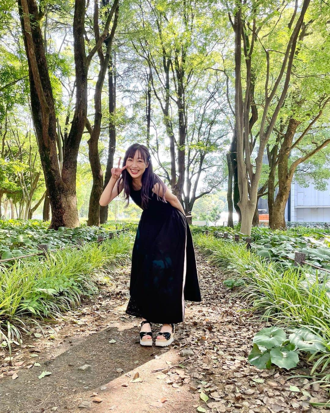 須田亜香里さんのインスタグラム写真 - (須田亜香里Instagram)「SKEの担当マネージャーさんが素敵な写真撮ってくれたので近況報告。  🖤スイッチの日に着てた私服。 実は背中はホクロさんこんにちは。 エステで上半身ハイフしてもらった効果出てるかな？☺️ @elan_marire   💜今の髪色が可愛くてお気に入り。 直近の撮影に合わせてイメチェンしたよ。 自然光、色加工なしでこの色。 @momomika0314   ❤️‍🩹サンダルを修理に出しました。 去年買ったんだけど履きすぎ歩きすぎでベルト切れかけました(笑) 夏の間に帰ってくるかは謎。 でも高かったからお直ししてでも履きたい！  #近況報告 #ポートレート写真 #ほくろチラ見せワンピ #バイオレットカラー #エクステロングヘア」7月23日 22時26分 - akarisuda