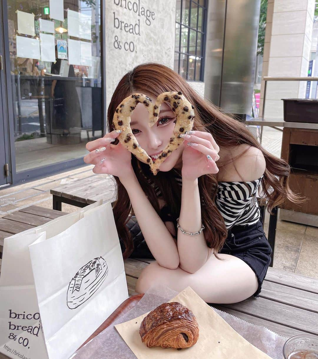 あやちゃんさんのインスタグラム写真 - (あやちゃんInstagram)「ハートパン(っ＾ω＾🥨ｃ)🤍  前来た時売り切れてたからリベンジ出来た♡  実はこの日ただただめちゃくちゃに気持ち悪かったけどグラマー魂で写真撮ってきた😂笑 5枚目の必死さ🤣🤣 夜には回復したんだけど何だったんだろう🧐💭  #六本木カフェ #六本木 #六本木グルメ #六本木ヒルズ #六本木ヒルズカフェ #けやき坂テラス #乃木坂カフェ #六本木ランチ #六本木 #モノトーンコーデ #bricolagebreadandco #ブリコラージュブレッドアンドカンパニー #韓国ファッション #韓国ヘア #韓国コーデ」7月23日 22時34分 - aya.you.love.r