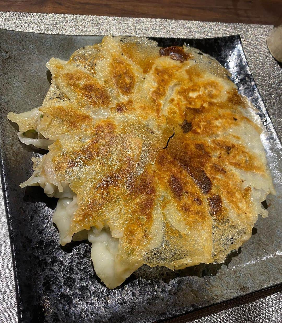 鷲見玲奈さんのインスタグラム写真 - (鷲見玲奈Instagram)「. 初めての餃子作り！！ これは勝利では？！🥹  沢山作って冷凍しておきます☺️  餃子ってこんなに面倒く…いや、手間がかかるんですね！！  みじん切りが面倒臭かったです！！(言っちゃった🫢)  #餃子 #ギョウザ」7月23日 22時44分 - sumi__reina