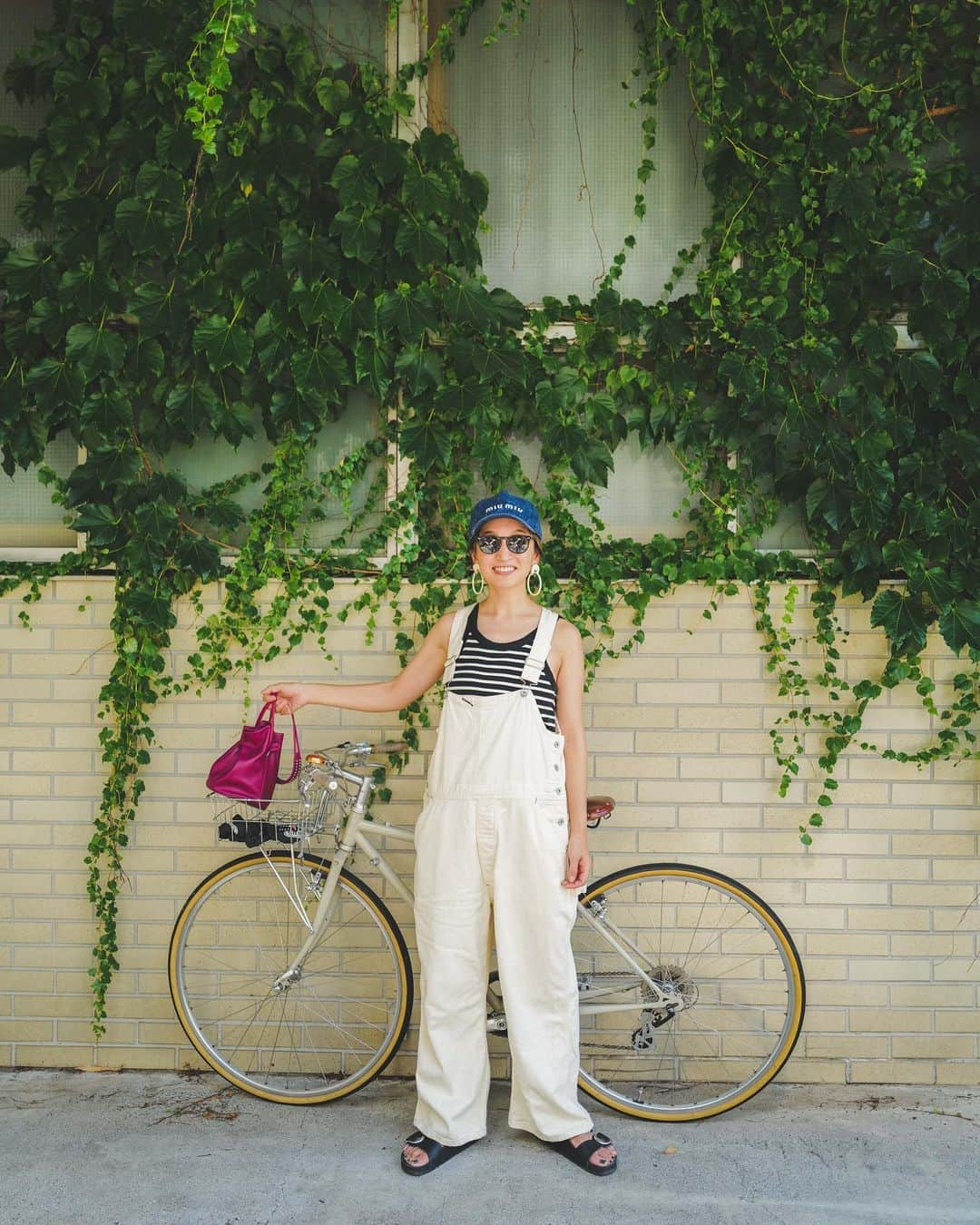 高山都さんのインスタグラム写真 - (高山都Instagram)「自転車で10分の距離で過ごした今日でした。 あえてなんもしない！それを大事にしてゆるゆるするのは、とても良い時間だったなー。 overall @oblekt_jp  tank top @inscrire_official  bag @jandmdavidson  cap @miumiu  shoes @birkenstock_jp  accessory @ripmon」7月23日 23時37分 - miyare38