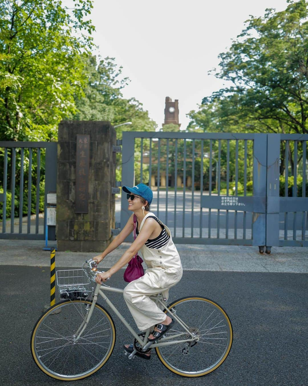 高山都さんのインスタグラム写真 - (高山都Instagram)「自転車で10分の距離で過ごした今日でした。 あえてなんもしない！それを大事にしてゆるゆるするのは、とても良い時間だったなー。 overall @oblekt_jp  tank top @inscrire_official  bag @jandmdavidson  cap @miumiu  shoes @birkenstock_jp  accessory @ripmon」7月23日 23時37分 - miyare38