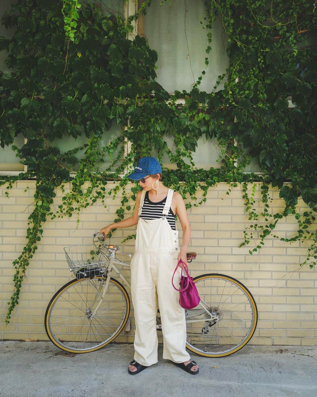 高山都さんのインスタグラム写真 - (高山都Instagram)「自転車で10分の距離で過ごした今日でした。 あえてなんもしない！それを大事にしてゆるゆるするのは、とても良い時間だったなー。 overall @oblekt_jp  tank top @inscrire_official  bag @jandmdavidson  cap @miumiu  shoes @birkenstock_jp  accessory @ripmon」7月23日 23時37分 - miyare38