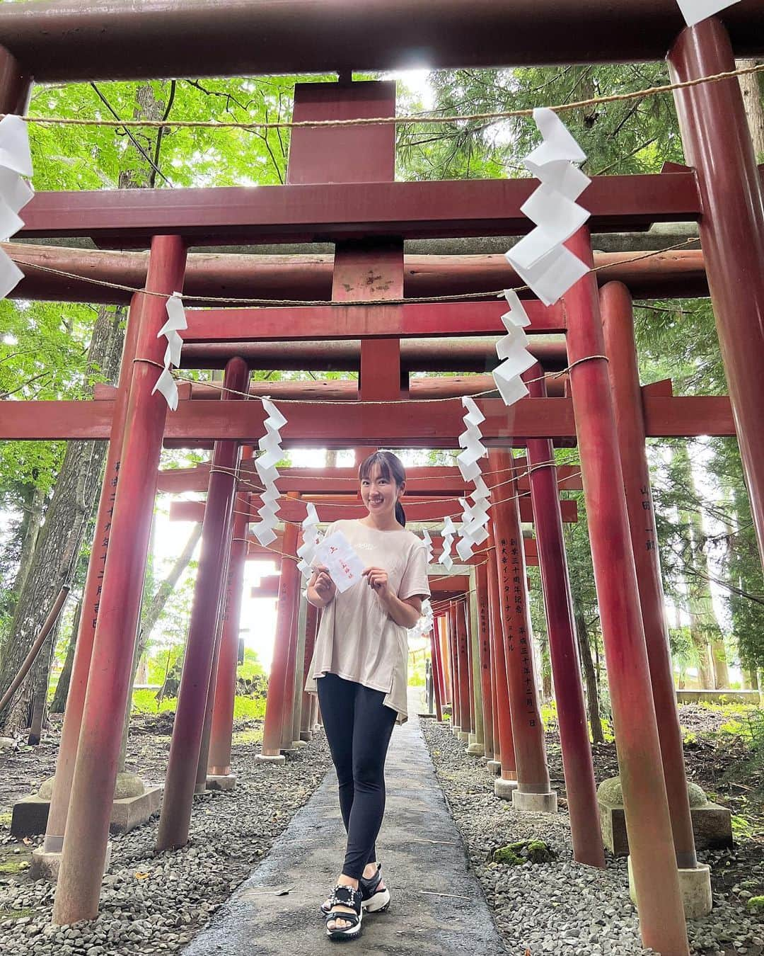 庄司ゆうこさんのインスタグラム写真 - (庄司ゆうこInstagram)「富士山登山の初日に神社巡りもしてきましたぁー😆 不ニ阿祖山太神宮 →新屋山神社 →新屋山神社本宮 →新屋山神社奥宮 と行き、その間にうなよしという鰻屋さんでランチまでするというスーパーマイペースなメンバーにガイドさん待ちくたびれてましたがそれもまたいい思い出😆笑 御朱印集めをしているので一気に御朱印がたまって嬉しかったなぁー😍 やはり富士山頂上で頂いた御朱印と頂上まで登った証明書は宝物❣️ 人がいなくて風も吹いて呼ばれてる感じがして感動的だった🥺写真や動画じゃなかなかパワーが伝わりにくいんだけど、めちゃくちゃパワーを感じた神社でした！！ しかもこの日は一粒万倍日だったんだよぉ🤗 ここ最近の私は週1氏神様の恵比寿神社と月1明治神宮には行ってるけど、年内にまだ行ったことのない神社巡りはしたいなぁ⛩   #不ニ阿祖山太神宮 #新屋山神社 #新屋山神社本宮 #新屋山神社奥宮#うなよし#鰻#山梨#富士山#神社#神社巡り#御朱印集め#一粒万倍日#スーパーポジティブ#歩くパワースポット」7月23日 23時54分 - yuko.shoji