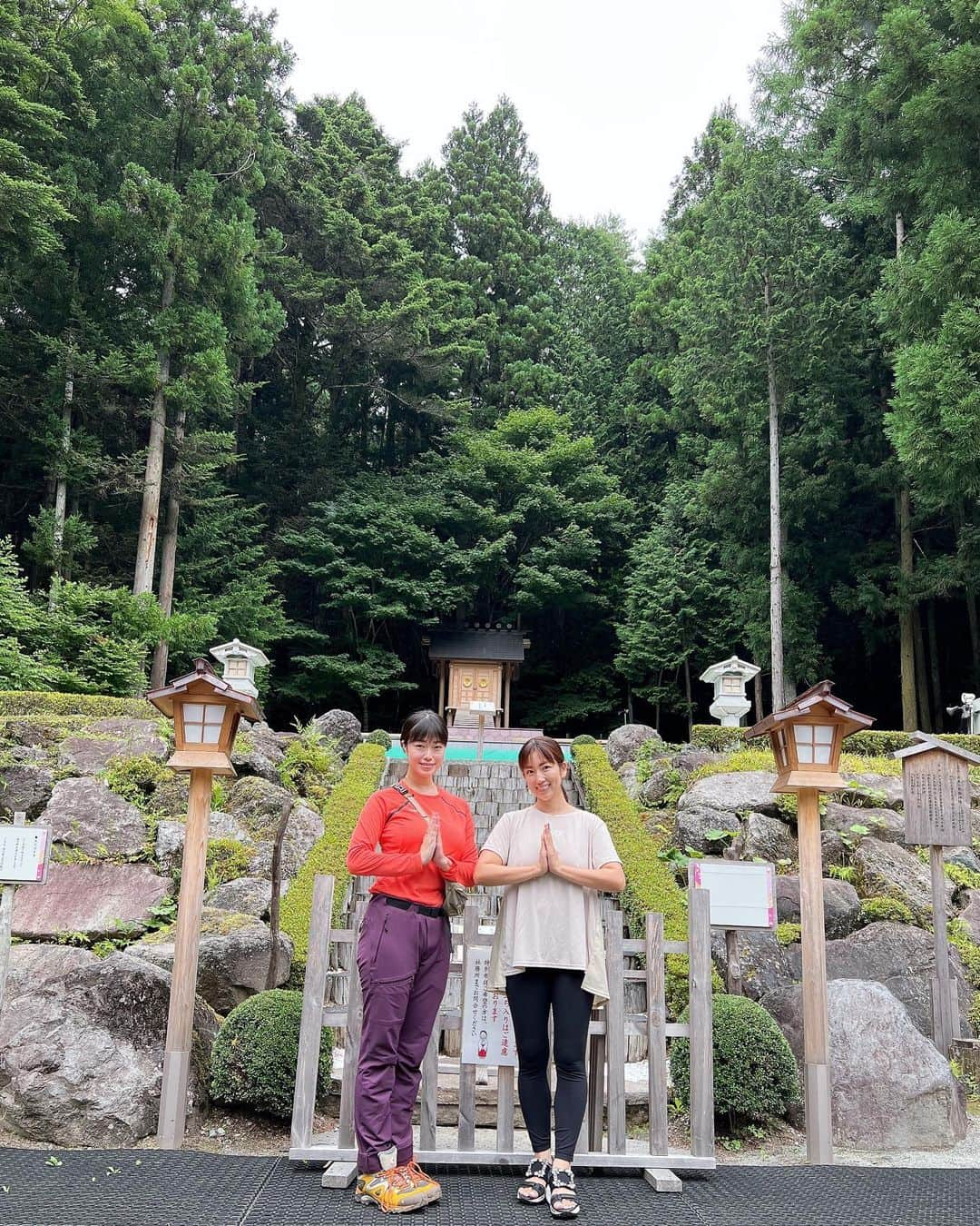 庄司ゆうこさんのインスタグラム写真 - (庄司ゆうこInstagram)「富士山登山の初日に神社巡りもしてきましたぁー😆 不ニ阿祖山太神宮 →新屋山神社 →新屋山神社本宮 →新屋山神社奥宮 と行き、その間にうなよしという鰻屋さんでランチまでするというスーパーマイペースなメンバーにガイドさん待ちくたびれてましたがそれもまたいい思い出😆笑 御朱印集めをしているので一気に御朱印がたまって嬉しかったなぁー😍 やはり富士山頂上で頂いた御朱印と頂上まで登った証明書は宝物❣️ 人がいなくて風も吹いて呼ばれてる感じがして感動的だった🥺写真や動画じゃなかなかパワーが伝わりにくいんだけど、めちゃくちゃパワーを感じた神社でした！！ しかもこの日は一粒万倍日だったんだよぉ🤗 ここ最近の私は週1氏神様の恵比寿神社と月1明治神宮には行ってるけど、年内にまだ行ったことのない神社巡りはしたいなぁ⛩   #不ニ阿祖山太神宮 #新屋山神社 #新屋山神社本宮 #新屋山神社奥宮#うなよし#鰻#山梨#富士山#神社#神社巡り#御朱印集め#一粒万倍日#スーパーポジティブ#歩くパワースポット」7月23日 23時54分 - yuko.shoji