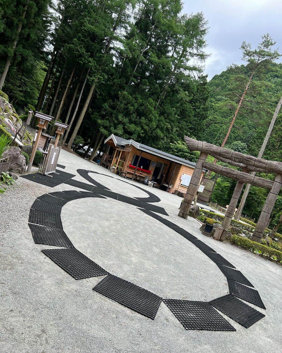 庄司ゆうこさんのインスタグラム写真 - (庄司ゆうこInstagram)「富士山登山の初日に神社巡りもしてきましたぁー😆 不ニ阿祖山太神宮 →新屋山神社 →新屋山神社本宮 →新屋山神社奥宮 と行き、その間にうなよしという鰻屋さんでランチまでするというスーパーマイペースなメンバーにガイドさん待ちくたびれてましたがそれもまたいい思い出😆笑 御朱印集めをしているので一気に御朱印がたまって嬉しかったなぁー😍 やはり富士山頂上で頂いた御朱印と頂上まで登った証明書は宝物❣️ 人がいなくて風も吹いて呼ばれてる感じがして感動的だった🥺写真や動画じゃなかなかパワーが伝わりにくいんだけど、めちゃくちゃパワーを感じた神社でした！！ しかもこの日は一粒万倍日だったんだよぉ🤗 ここ最近の私は週1氏神様の恵比寿神社と月1明治神宮には行ってるけど、年内にまだ行ったことのない神社巡りはしたいなぁ⛩   #不ニ阿祖山太神宮 #新屋山神社 #新屋山神社本宮 #新屋山神社奥宮#うなよし#鰻#山梨#富士山#神社#神社巡り#御朱印集め#一粒万倍日#スーパーポジティブ#歩くパワースポット」7月23日 23時54分 - yuko.shoji