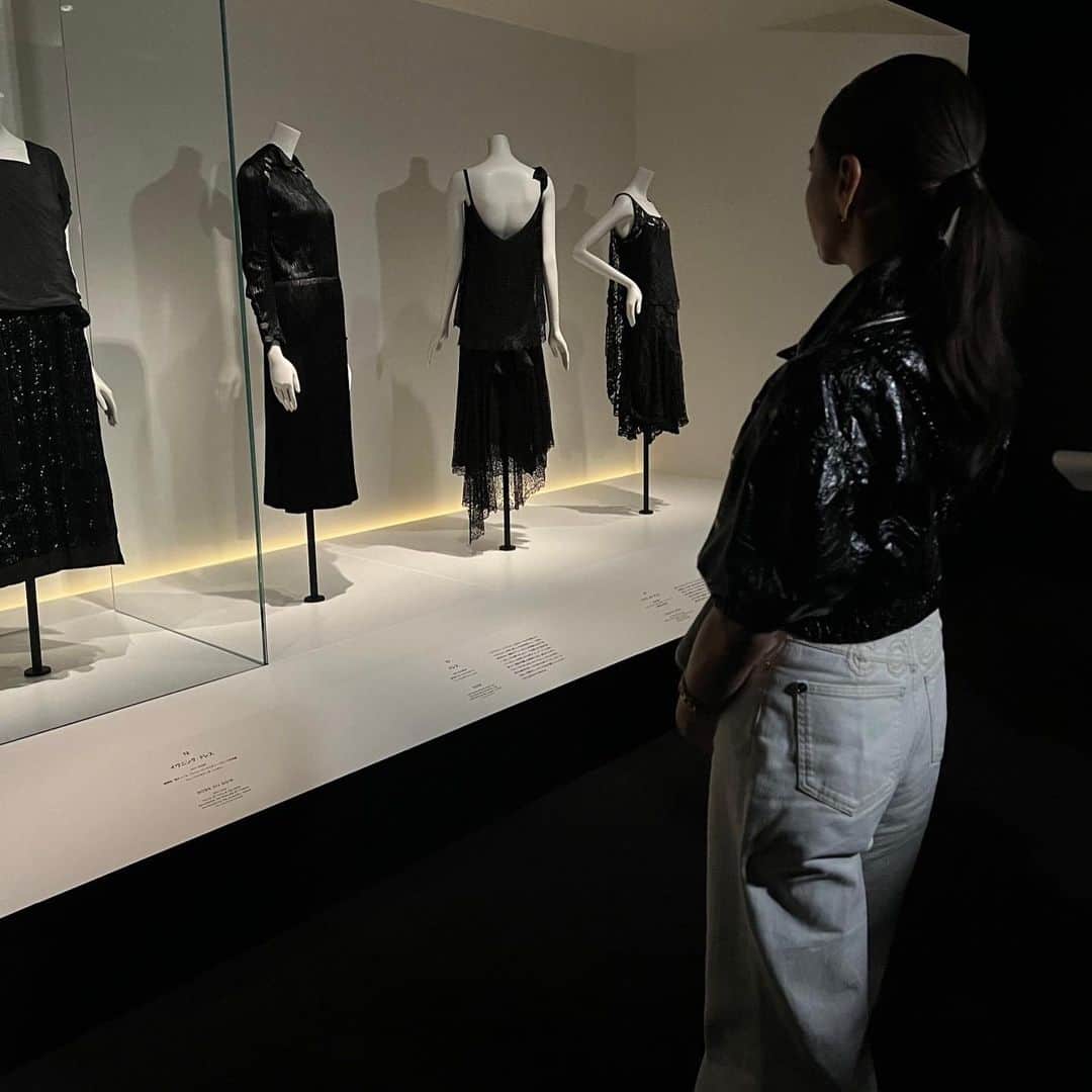 滝沢眞規子さんのインスタグラム写真 - (滝沢眞規子Instagram)「「20世紀で最も影響力の大きい女性デザイナー」シャネルの創業者ガブリエル・シャネル。 亡くなるその日まで強く美しく生きた女性の作り出した作品の数々。  2020年にパリでで開催された「Gabrielle Chanel. Manifeste de mode」展が日本向けに再構成され、三菱一号館美術館で9月25日まで開催中です。  @chanelofficial  #chanelexhibitions」7月24日 9時12分 - makikotakizawa