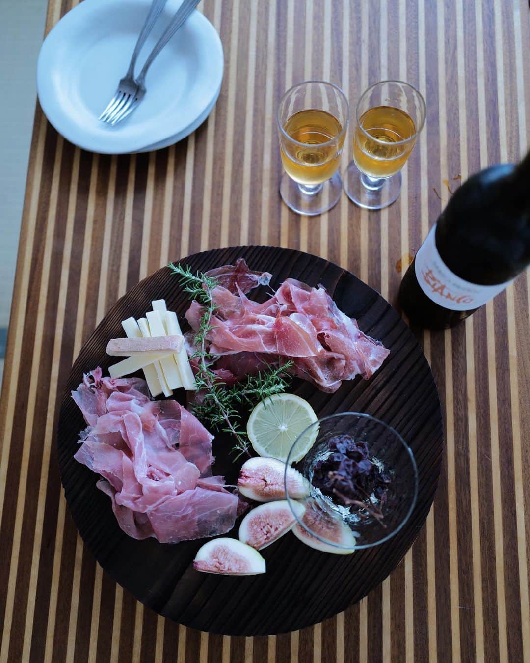 高山都さんのインスタグラム写真 - (高山都Instagram)「たまにはダラダラなんもしない日作るかって過ごしてた昨日は、🙋🏻‍♂️が生ハムとチーズ買って、家で映画観よう！の提案。 冷やしてあったダリオ様開けちゃったりして、なんでもない日に良いワインと良い生ハムで飲んじゃう背徳感。 美味しかったー。 木のプレートは @narukitakahashi  白のお皿は @ishii_teto_ceramics  グラスはフランスのヴィンテージ フォークは @takemata_yuichi  全部ワタシの愛おしい道具たち。 ワインは @il_soffione_official  お店行かなくても、お店みたいにして楽しかったー。 日常の中で作る、小さな特別感。」7月24日 10時11分 - miyare38
