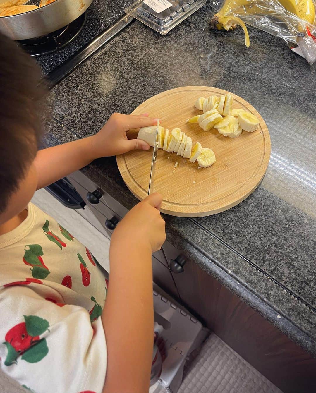 小川ひとみさんのインスタグラム写真 - (小川ひとみInstagram)「息子とパンケーキ作り🥞 卵を割るのも随分と上手になり パンケーキ作りはお手のもの🥰 @littleones.official のパンケーキmixは 身体に優しいしバターミルクパンケーキなので 大人が食べても本当に美味しいのでおすすめ🧡 (サイトを見たらSold outしてる💭) カレールゥやシチューのルゥなど 夏休みように買い足しました✨ さて、今日もプール日和！❤️ #breakfast #pancake」7月24日 10時15分 - hitomy220
