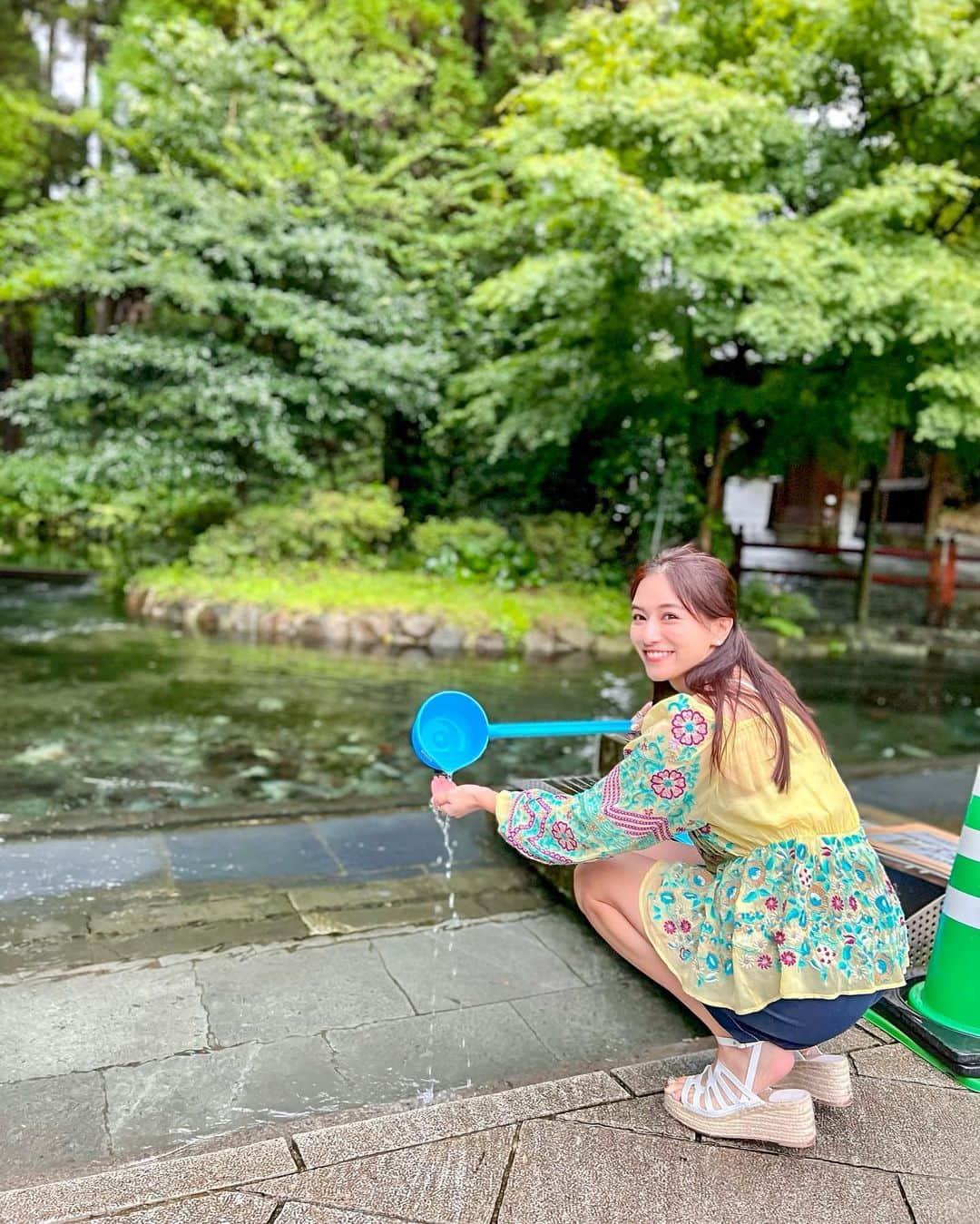 石井里奈さんのインスタグラム写真 - (石井里奈Instagram)「こんにちは🫶 今日も熊本編✨ 熊本の観光スポット白川水源へ🚰 名水百選にも選ばれるほどの有名な水源❣️ 水源のお水は自由に持ち帰りも可能なんだとか！ . とーっても綺麗で癒されるスポットでした👏✨ . tops... @grace_continental.div  pants... @loewe  sandals... @hermes  . 昔午後の紅茶のCMのロケ地でもあったみたいで同じ橋の前で写真もちゃっかり撮りました😚📸 また更新します💛 . #熊本 #熊本旅行 #熊本県 #kumamoto #熊本観光 #白川水源 #マイナスイオン #パワースポット #自然 #nature #sdgs」7月24日 12時36分 - ri7tin1025