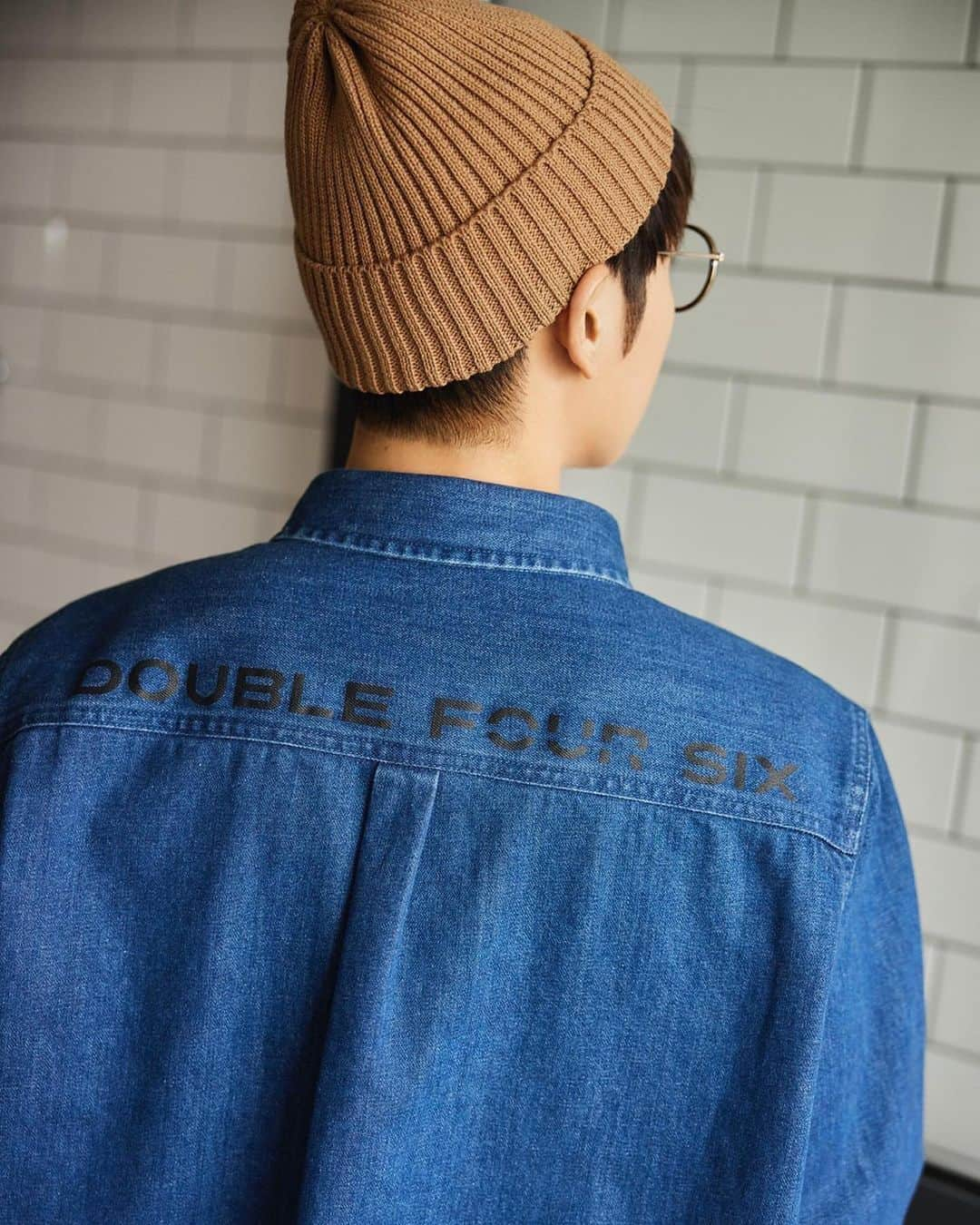 與真司郎さんのインスタグラム写真 - (與真司郎Instagram)「「446 - DOUBLE FOUR SIX - 22-23AW 1st Collection」  受注販売中です！！  写真1〜3枚目のカレッジプリントは前回大人気で即完売したCapsule Collection第一弾でも使用されたロゴをつかい、暖かくて綺麗で軽いダンボール素材を使用したデザインになっています🙈  1枚目のアイボリーのMA-1は2ndCollectionのアイテムなんやけど、コーデで合わせて使うのもオススメです🤗マジで触り心地、着心地、最高です！！笑  そして、４枚目からのデニムジャケットは左胸にカレッジの小さなワッペンを付けたんやけど何度も大きさやデザインを悩んで決めました😭  バックにはDOUBLE FOUR SIXのロゴでストリートっぽく仕上げてます😎  ニット帽は2nd Collectionのアイテムなので、こちらも合わせてぜひチェックしてな👍  はやくみんなが着て喜んでくれてるところがみたいー🫣😭😄  22-23AW 1st Collection受注期間は7月23日(土)11:00〜7月31日(日)23:59までです！ * * Preorder now！ July. 23th 11:00～july. 31th 23:59  @446_double_four_six   #446DOUBLEFOURSIX #DOUBLEFOURSIX #SHINJIROATAE #與真司郎」7月24日 13時06分 - shinjiroatae1126