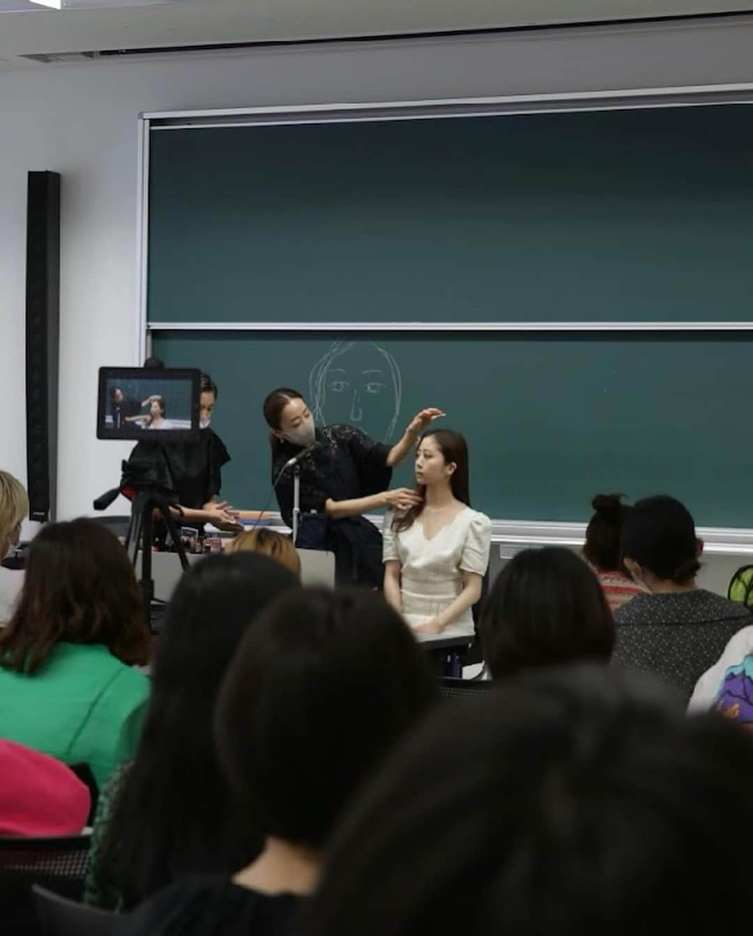 神崎恵さんのインスタグラム写真 - (神崎恵Instagram)「・ 武蔵野美術大学で、講師をさせていただきました。 「衣服論」の講義。 美容家として、ヘアやメイクを軸にお話しをしました。 今日は、武蔵美　空間演出デザイン学科によるファッションショーを見に行きます。 楽しみです。」7月24日 14時53分 - megumi_kanzaki