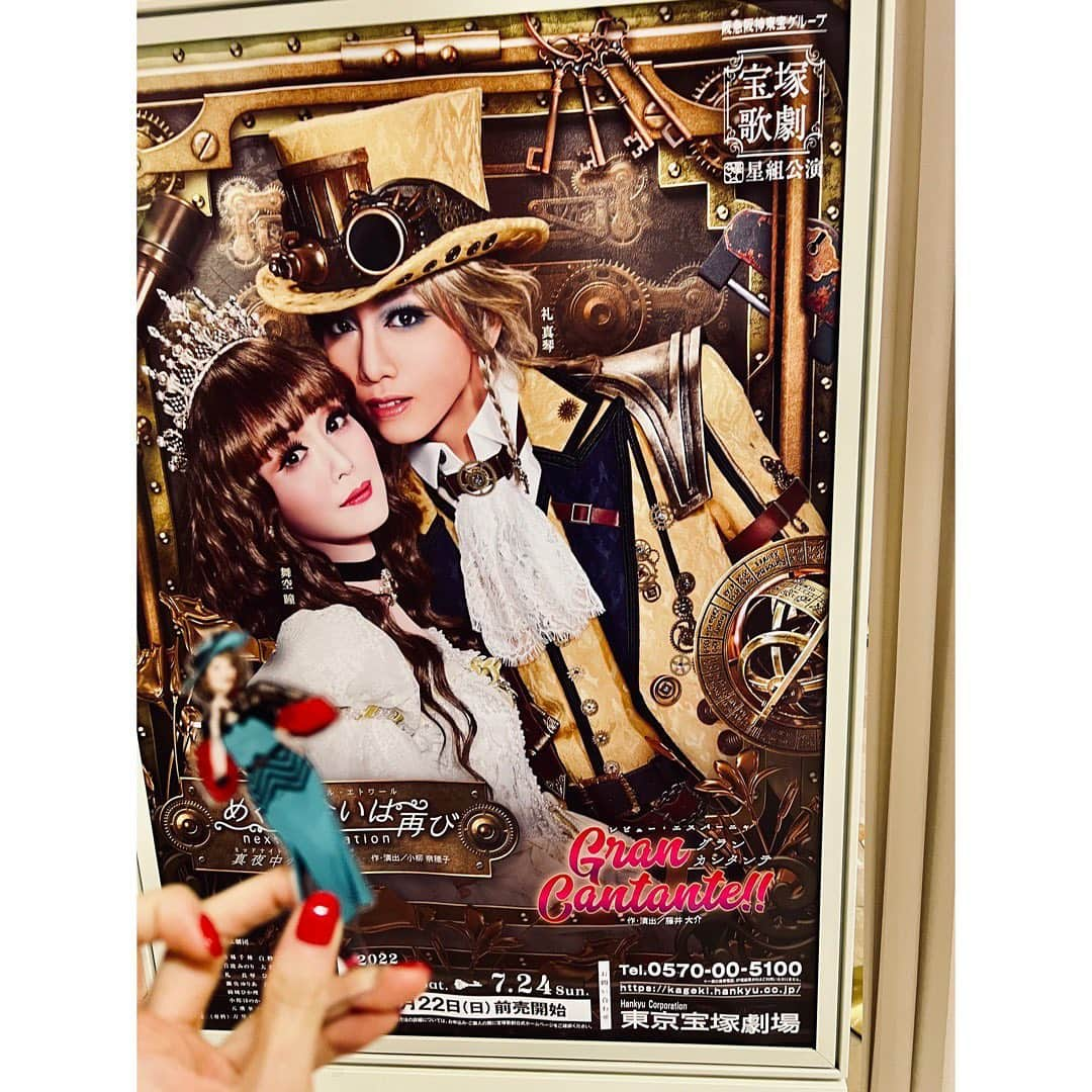 望海風斗さんのインスタグラム写真 - (望海風斗Instagram)「☆ 今日も無事に終演しました🎲👠 ⁡ 博多座に乗り込む前に… 私にとってのパワースポット✨ #東京宝塚劇場#星組公演  へ行って参りました🫡 ⁡ 星組さんは退団後初めて観れたのではないかな… あー、もう目も心も追いつかなかった‼︎ ⁡ まこっちゃん#礼真琴 さんは益々パワーアップしていらっしゃいました😭 そして皆さん暑い中でも本当にエネルギッシュで！大興奮であっという間の3時間でした。 ⁡ そして今日無事に千秋楽を迎えられたようで…😭 本当におめでとうございます‼︎ ⁡ #天寿光希 さん #音波みのり さん 初舞台の頃からとても印象に残ってる2人。 見る度、会う度に素敵なお兄さん、お姉さんになられて…🥲タカラヅカスペシャルでもよく遊んでもらいました😆 ご卒業おめでとうございます🌸 ⁡ ⁡ この日は真彩ちゃんと予定が合いまして😀 あやなちゃんも同じ日に観劇で！ あやなちゃんは退団1ヶ月記念日で‼︎ 他にも客席がとうこさん#安蘭けい さん筆頭に沢山のOGさんに溢れていまして✨ 嬉しい再会となりました🤩 ⁡ ⁡ #宝塚我が心のふるさと  #星組#観劇 #千秋楽#おめでとうございます #真彩希帆  #髪型被り👯‍♀️ #綾凰華  #やっと会えた😁 #ポスターとアデレイド #ボケボケ ⁡#ガイズアンドドールズ  明日も博多座でお待ちしてます♡」7月24日 16時37分 - nozomifuto_official