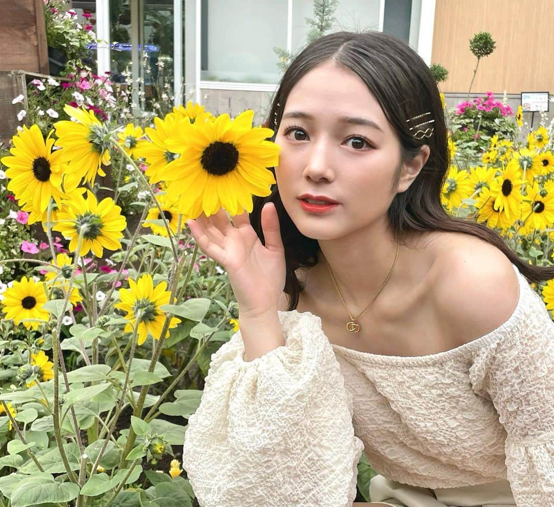 谷本安美さんのインスタグラム写真 - (谷本安美Instagram)「* ちっこいひまわり可愛かった🌻🌻 ⁡ ⁡ ⁡ ⁡ #ひまわり #夏 #花 #flower #トップス #ボトムス #ロザリームーン #rosarymoon #ファッション #fashionstyle #服 #洋服 #fashionpost #夏コーデ #ootd #ヘアピンアレンジ #ヘアアレンジ #ウェーブヘア #カメラ #ミラーレス #photo #photoshot #写真 #フォロー #follow #followme #idol #ハロプロ#つばきファクトリー #谷本安美」7月24日 17時40分 - ami_tanimoto.official