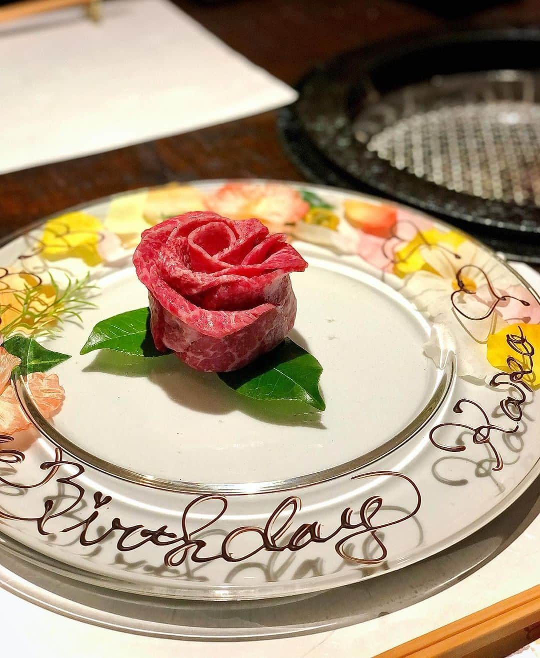 央川かこさんのインスタグラム写真 - (央川かこInstagram)「この前 誕生日のお祝いしてもらって、 サプライズで出てきたのがなんと薔薇のお肉😳🌹 ・ もう誕生日祝ってほしい歳でもないけど サプライズはめちゃめちゃ嬉しい🥰✨ ・ #誕生日 #バースデー #バースデープレート #焼肉 #肉 #レースクイーン #ラウンドガール #モデル #ダイエット #トレーニング #筋トレ #ファスティング #ストレートヘア #ヘアスタイル」7月24日 18時16分 - kako.717