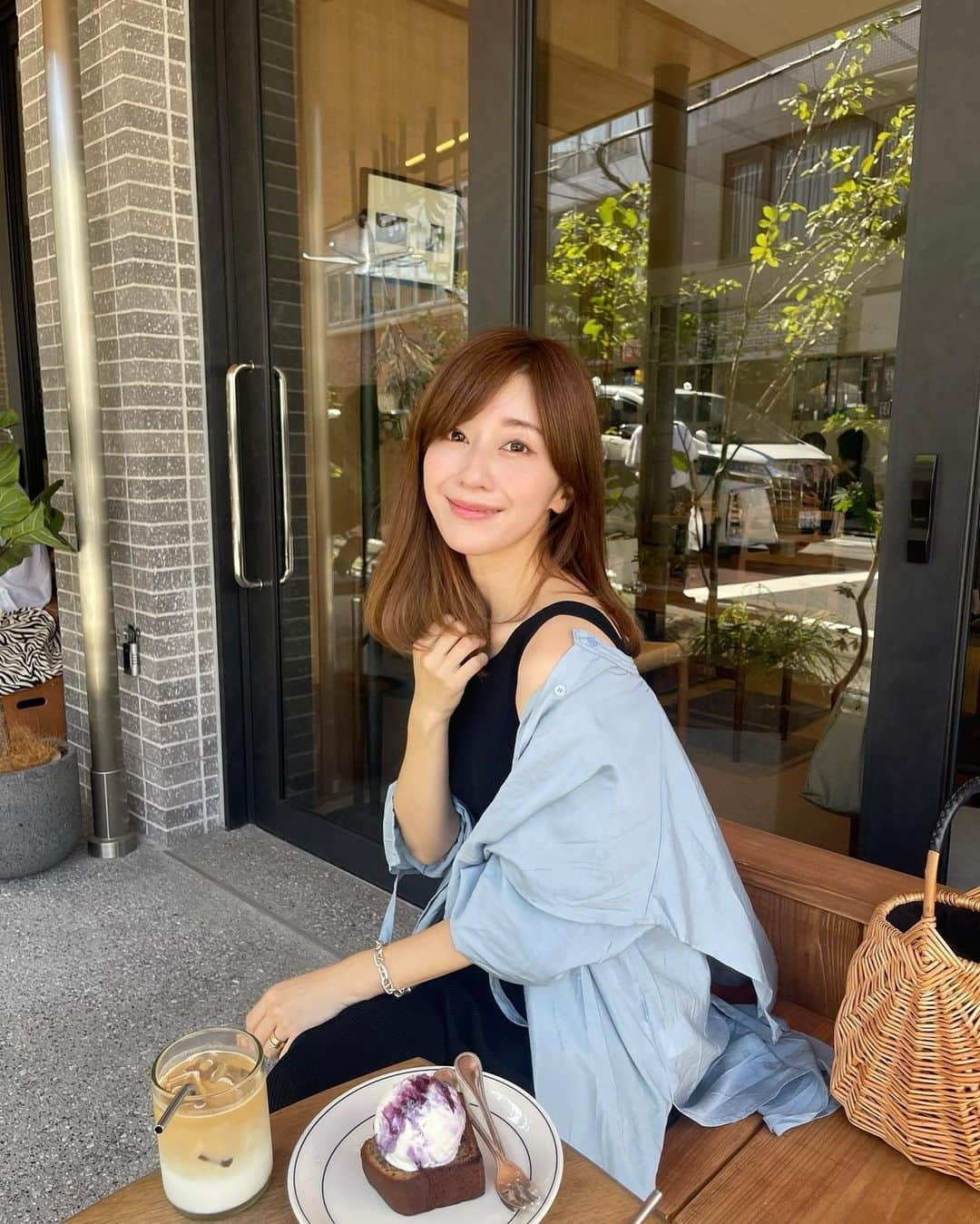 水野佐彩さんのインスタグラム写真 - (水野佐彩Instagram)「・ 酸性ストレートをかけたんですが 髪の毛が綺麗になって本当に本当に大満足🥹✨  昔のストパーの概念は覆された❣️ もう 前髪の中側のうねりや謎のボリュームで悩まなくていいし 髪の毛すかなくていい〜最高〜！ 稲用さんありがとう🤍 @inamochinaoki   春にワンピースとして着ていたシャツを 羽織として🫶🏻🫶🏻 長く着られていいわ〜💕 @bonjoursagan  (かなり着回し効く上に長く着られて ZOZOで1000円オフというスペシャルアイテム✨)  #153cmコーデ #おちびコーデ #おちびの輪 #Sサイズコーデ #ママコーデ #ママライフ #2020年ベビー #女の子ママ #女の子ベビー #ブルベ夏 #ブルベ #ブルベサマー #ブライトサマー #ブライトスプリング #ソフトクラシック #ウェーブ #骨格診断ウェーブ #bonjoursagan」7月24日 19時20分 - saaya_mizuno