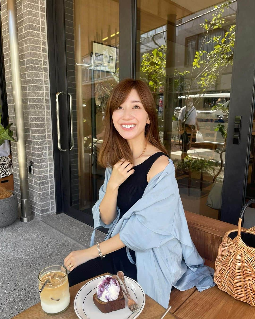 水野佐彩さんのインスタグラム写真 - (水野佐彩Instagram)「・ 酸性ストレートをかけたんですが 髪の毛が綺麗になって本当に本当に大満足🥹✨  昔のストパーの概念は覆された❣️ もう 前髪の中側のうねりや謎のボリュームで悩まなくていいし 髪の毛すかなくていい〜最高〜！ 稲用さんありがとう🤍 @inamochinaoki   春にワンピースとして着ていたシャツを 羽織として🫶🏻🫶🏻 長く着られていいわ〜💕 @bonjoursagan  (かなり着回し効く上に長く着られて ZOZOで1000円オフというスペシャルアイテム✨)  #153cmコーデ #おちびコーデ #おちびの輪 #Sサイズコーデ #ママコーデ #ママライフ #2020年ベビー #女の子ママ #女の子ベビー #ブルベ夏 #ブルベ #ブルベサマー #ブライトサマー #ブライトスプリング #ソフトクラシック #ウェーブ #骨格診断ウェーブ #bonjoursagan」7月24日 19時20分 - saaya_mizuno