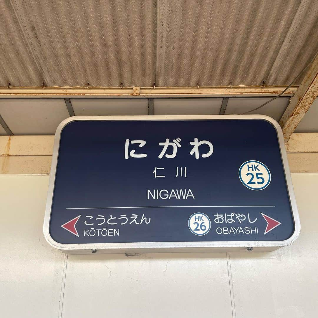 梅山茜さんのインスタグラム写真 - (梅山茜Instagram)「. ＊念願の…！＊ . 昨日は母校、関学に行ってきました🏫💓 なんと卒業ぶり！嬉しすぎて敢えて甲東園から 当時を思い出して山道を頑張って登りました👟 (帰りは仁川だったけどww) で、どうして訪れたかというと、 実は今年の春学期から始まったキャリセンの授業 「KGキャリア入門」の映像にアシスタントとして 出演させて頂いているのです！ 映像はA-Studioみたいな感じで 鶴瓶さん役が先生で藤ヶ谷さんの役が私😎 いろんな分野でご活躍されている関学の卒業生に 話を伺うというものなのですが！ まず大好きな関学に関われることが嬉しすぎた😭💓 そして今回そのオフラインイベントがあって なんと私も参加させていただきました🧡 特別ゲストには昨年度までnews every.の 「ナゼナニっ？」のコーナーで解説をされていて 今年度から関学の特別客員教授になられ ミヤネ屋などでもコメンテーターをされている 小西美穂さん🥺！！！！！ 四国放送にいた時、ゴジカル！の直前まで news every.見てたし本当に感激すぎて めちゃくちゃ嬉しかった！！ お話させて頂いてとってもお優しくて明るくて プラスのパワーを下さるすごく素敵な方でした🥰！ コロコロと表情を変えながら放つ言葉ひとつひとつが 本当に為になってメモしまくった✍️ そして講演後は学生達との質疑応答の時間🕐 私にもたくさんの質問をしてくれて マスコミを目指す学生達に 少しでも力になれてたらいいなあ、、と思いながら 僭越ながらアドバイスさせて頂きました🎤  素敵なご縁をありがとうございました！  そしてこの「KGキャリア入門」ですが 秋楽期も開講されるのでぜひ関学生は 履修してみてくださいっ！ 小説家の塩田武士さんや笑い飯の哲夫さんなど メディアでご活躍されてる方も登場されるよ🤍  久しぶりに長々と書いてしまいましたが これを機に大好きな関学ともっともっと 関われるように頑張ろうと思った次第でした✌️ 改めて森先生はじめ、キャリセンの方々、 昨日ご一緒した吉松さん、小西さん ありがとうございました😊 . #アナウンサー#フリーアナウンサー#女子アナ#関学#関西学院大学#社学#社ガール#マスコミ#時計台#kgキャリア入門#マスコミ#四国放送#日本テレビ#日テレ#newsevery#小西美穂 さん#哲夫 さん#塩田武士 さん#kg」7月24日 19時38分 - umeyama_akane