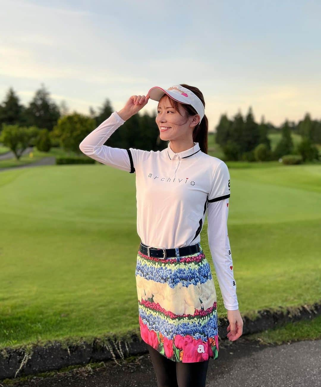 佐野真彩さんのインスタグラム写真 - (佐野真彩Instagram)「久しぶりのゴルフ⛳️ 予定している日にお天気に恵まれなかったりでかなり間が空いてしまいました💦  そんな本日はお天気に恵まれ、早朝スルーで快適にラウンドできました🌅スコアは99。パターが上手くなるYouTube知っていたら教えてください🤔💭  #golfwear @archivio.official_online    #アルチビオ　#ゴルフウェア #千葉新日本ゴルフ倶楽部 #早朝スルーゴルフ #archivio #佐野ゴルフコーデ」7月24日 19時51分 - sano.maya