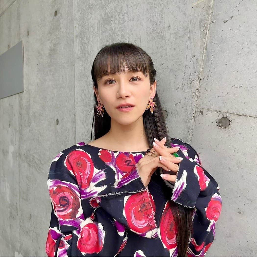 Perfumeさんのインスタグラム写真 - (PerfumeInstagram)「ドラ恋🫰🏻今回は大人っぽいロングドレス💃🏼毒々しいイヤリングにチャランチャランてなんかついとった🪸✨揺れるけキミの目線奪っちゃうよ😚上級編デート服ね🥰 #この投稿もあと1回 #どのコーデでデートしたい？ #清原節  ********  #ドラ恋 act.11 この後22:00から📺✨お見逃しなく！👀  "Falling in love like a romantic TV drama ~Kiss me like a princess~" act 11 airs tonight at 10:00 p.m. ! Make sure to check it out!」7月24日 20時25分 - prfm_official