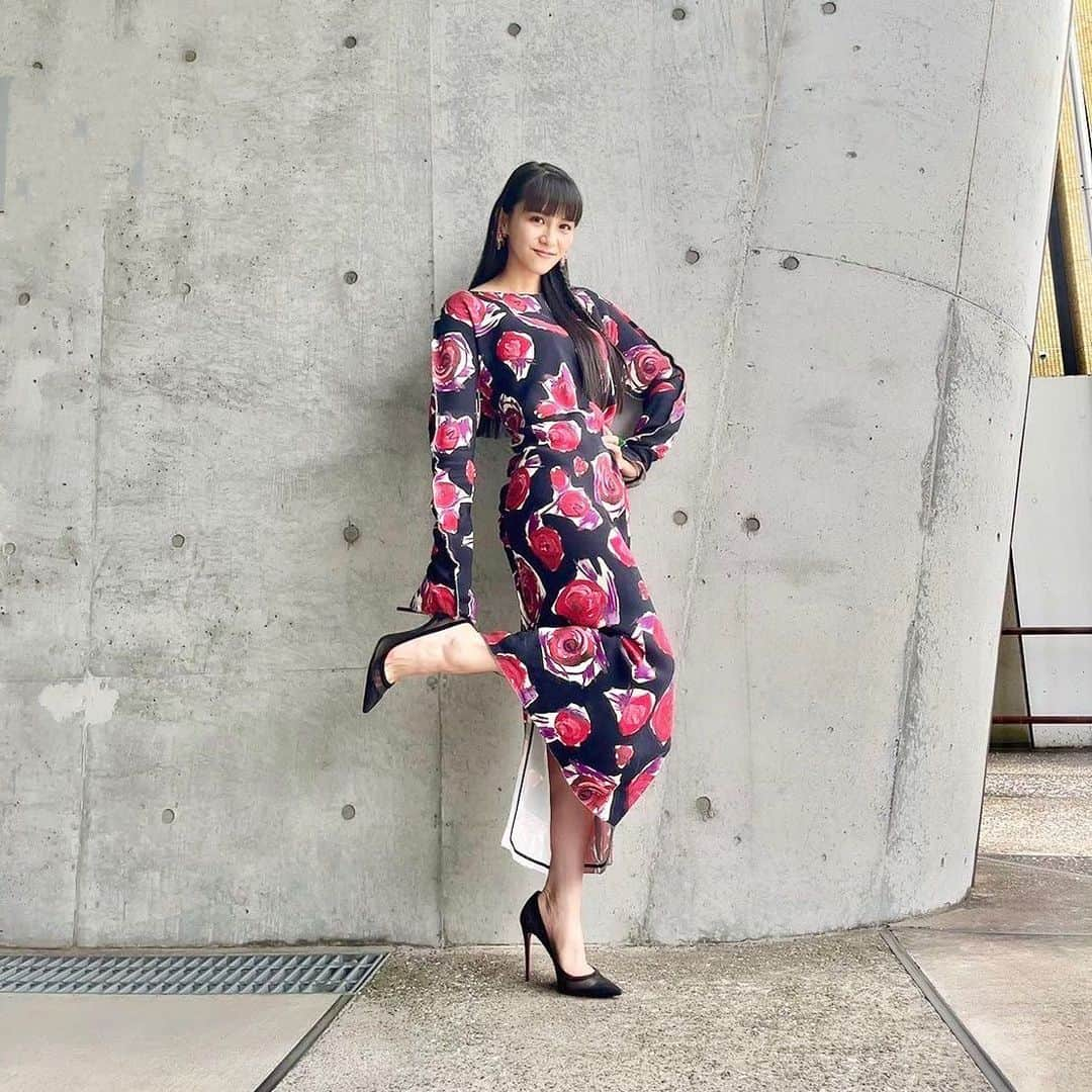 Perfumeさんのインスタグラム写真 - (PerfumeInstagram)「ドラ恋🫰🏻今回は大人っぽいロングドレス💃🏼毒々しいイヤリングにチャランチャランてなんかついとった🪸✨揺れるけキミの目線奪っちゃうよ😚上級編デート服ね🥰 #この投稿もあと1回 #どのコーデでデートしたい？ #清原節  ********  #ドラ恋 act.11 この後22:00から📺✨お見逃しなく！👀  "Falling in love like a romantic TV drama ~Kiss me like a princess~" act 11 airs tonight at 10:00 p.m. ! Make sure to check it out!」7月24日 20時25分 - prfm_official