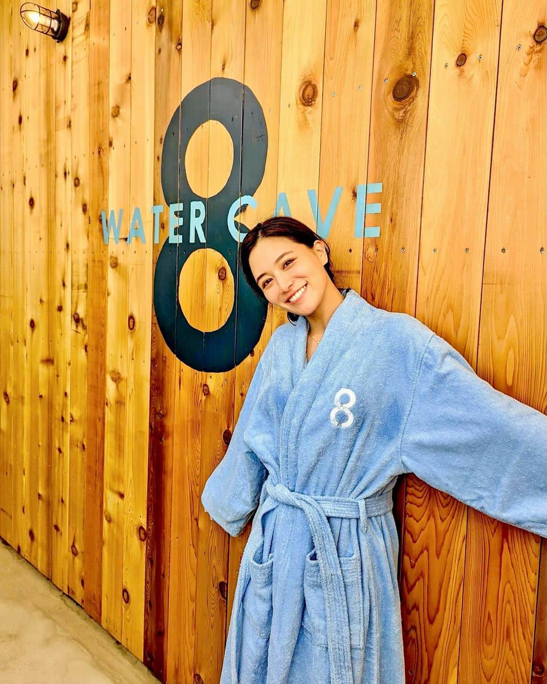 石井里奈さんのインスタグラム写真 - (石井里奈Instagram)「こんばんは🫶 今日は @8hotel_fujisawa へ✨ 先週オープンしたばかりの8 WATER CAVE swimsuits spaへ行ってきました🧖‍♀️🧡 . あつあつのロウリュサウナに、お風呂、水風呂、プール、外気浴スペースが揃った最高のリフレッシュ空間✨😚 . 本当にプールではしゃいでサウナでととのってあっという間の楽しい時間でした🥹🫶 . プールのウォーターホールが特に気持ちよくて最高だったよ！ . bikini... @alexiastam_official  今年はずっときてみたかったアリシアスタンのビキニ。試着したら選びきれなくて2種類購入したので今年またどこかで海かプール行きたいです☺️ リフレッシュしていい休日でした❤️ . #8hotelfujisawa #サウナ #サウナ女子 #サウナー #bikini #alexiastam #アリシアスタン #プール #pool #spa #スパ #水着」7月24日 20時39分 - ri7tin1025