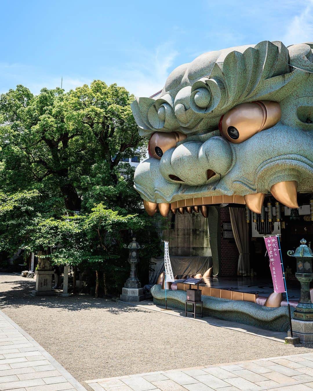 SHOCK EYEさんのインスタグラム写真 - (SHOCK EYEInstagram)「大阪にある難波八坂神社には目を疑うほどビックリするものがある。  それがこれ、、巨大な獅子の顔をした建物‼️ 口を大きく開いた大迫力の獅子殿。  何か悪いもの、邪気とかを払ってくれそうな存在感✨ 御祭神はスサノオノミコト。 厄払いの神様であるから、バッチリだね👍  追記 しかも勝負事の神様らしくパチンコ関連の会社が側に沢山あるんだって✨😆  #難波八坂神社 #大阪 #神社 #shrine #osaka #japantravel #japantrip #canon #canonR5 #beautifuldestinations #discoverjapan #discoverearth #voyaged #awesome_photographers #IamATraveler #wonderful_places #japanphoto #japanphotography #japan_of_insta #livingonearth #theglobewanderer」7月24日 20時55分 - shockeye_official