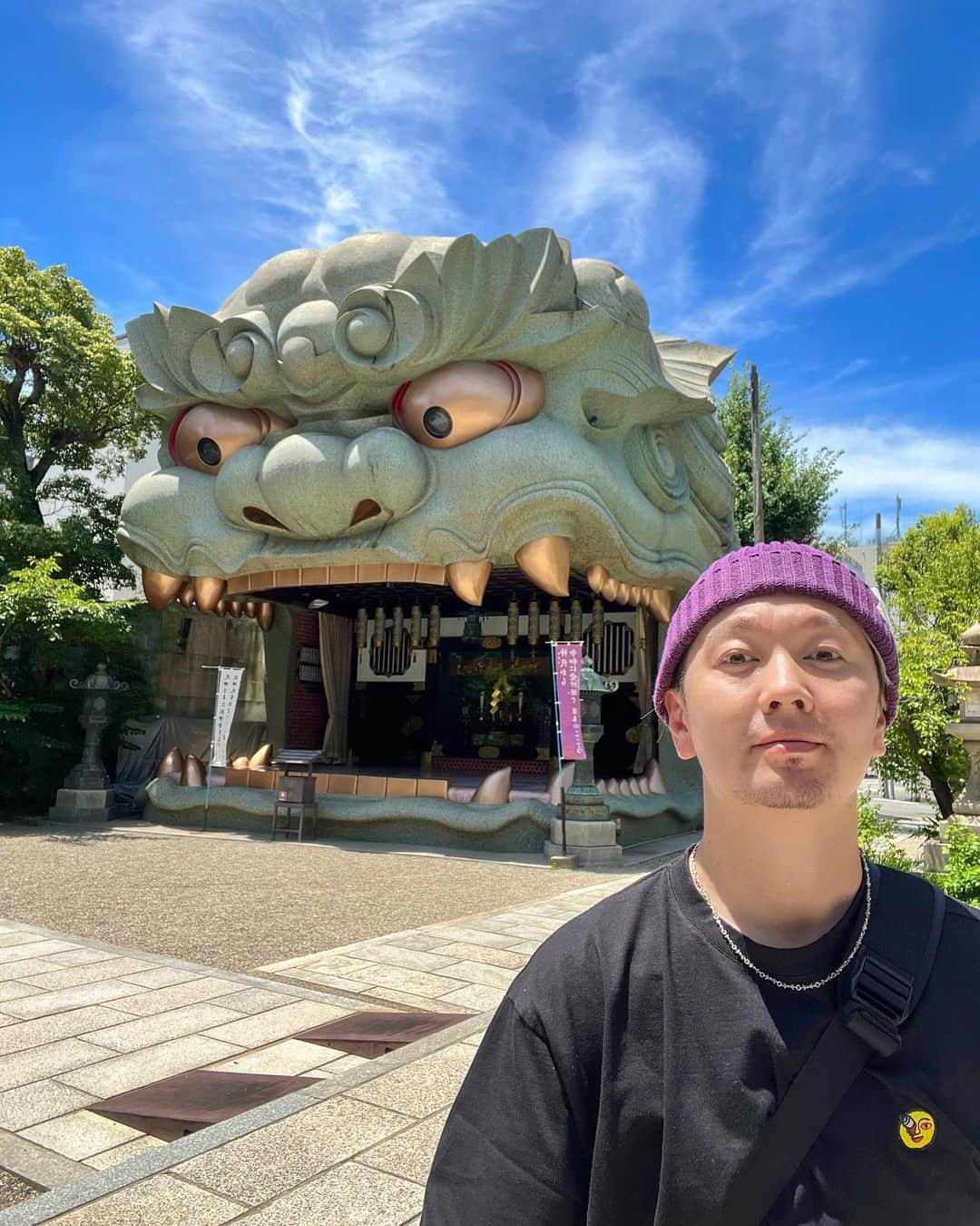 SHOCK EYEさんのインスタグラム写真 - (SHOCK EYEInstagram)「大阪にある難波八坂神社には目を疑うほどビックリするものがある。  それがこれ、、巨大な獅子の顔をした建物‼️ 口を大きく開いた大迫力の獅子殿。  何か悪いもの、邪気とかを払ってくれそうな存在感✨ 御祭神はスサノオノミコト。 厄払いの神様であるから、バッチリだね👍  追記 しかも勝負事の神様らしくパチンコ関連の会社が側に沢山あるんだって✨😆  #難波八坂神社 #大阪 #神社 #shrine #osaka #japantravel #japantrip #canon #canonR5 #beautifuldestinations #discoverjapan #discoverearth #voyaged #awesome_photographers #IamATraveler #wonderful_places #japanphoto #japanphotography #japan_of_insta #livingonearth #theglobewanderer」7月24日 20時55分 - shockeye_official