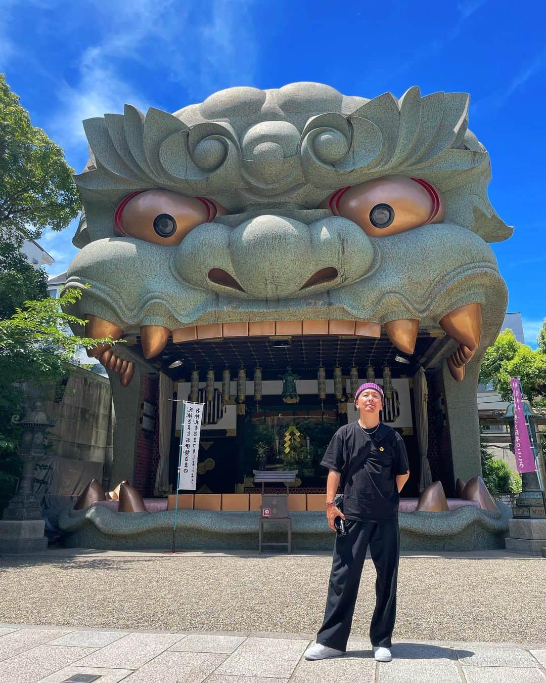 SHOCK EYEさんのインスタグラム写真 - (SHOCK EYEInstagram)「大阪にある難波八坂神社には目を疑うほどビックリするものがある。  それがこれ、、巨大な獅子の顔をした建物‼️ 口を大きく開いた大迫力の獅子殿。  何か悪いもの、邪気とかを払ってくれそうな存在感✨ 御祭神はスサノオノミコト。 厄払いの神様であるから、バッチリだね👍  追記 しかも勝負事の神様らしくパチンコ関連の会社が側に沢山あるんだって✨😆  #難波八坂神社 #大阪 #神社 #shrine #osaka #japantravel #japantrip #canon #canonR5 #beautifuldestinations #discoverjapan #discoverearth #voyaged #awesome_photographers #IamATraveler #wonderful_places #japanphoto #japanphotography #japan_of_insta #livingonearth #theglobewanderer」7月24日 20時55分 - shockeye_official