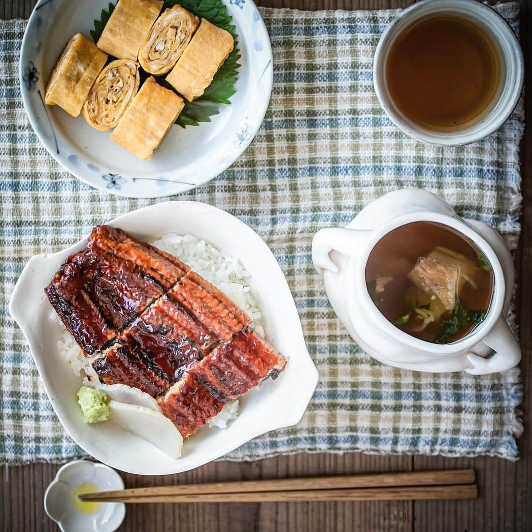 ひとみさんのインスタグラム写真 - (ひとみInstagram)「#土用の丑の日   昨日は美味しく鰻を頂きました(　ﾟдﾟ)ﾝﾏｯ!  米だけ炊いとけばいいやと、のんびり過ごしていたので… いざ食べる時になって、汁物がなくてソワソワ(´･ω･`;) とりあえず即席のお味噌汁で.ᐟ .ᐟ .ᐟ  いつも通りの汁椀を使おうと思っていたところに、ぽっちゃりマグが目に入り.ᐟ .ᐟ .ᐟ 買って何ヶ月も経っているのに初使用🤣🤣🤣 コレ見ながら食べてたら、なんか食欲が無くなってくるーーー.ᐟ .ᐟ .ᐟ  まだ肌寒かった頃に、コレでコーンスープを飲もうと、久々に器をポチったのだけど、届いた頃には暑くてコーンスープの季節じゃなくなっていて😅 棚に置かれたままになっていた子𖠚໊  食欲減退に効くのもきっと数回限りで、すぐに見慣れるんだろうなと思うけど🤣🤣🤣  やっぱり良いわ〜🤣💓 久々にいい買い物したなぁとしみじみ思います(*´罒`*)」7月24日 21時03分 - amehtm