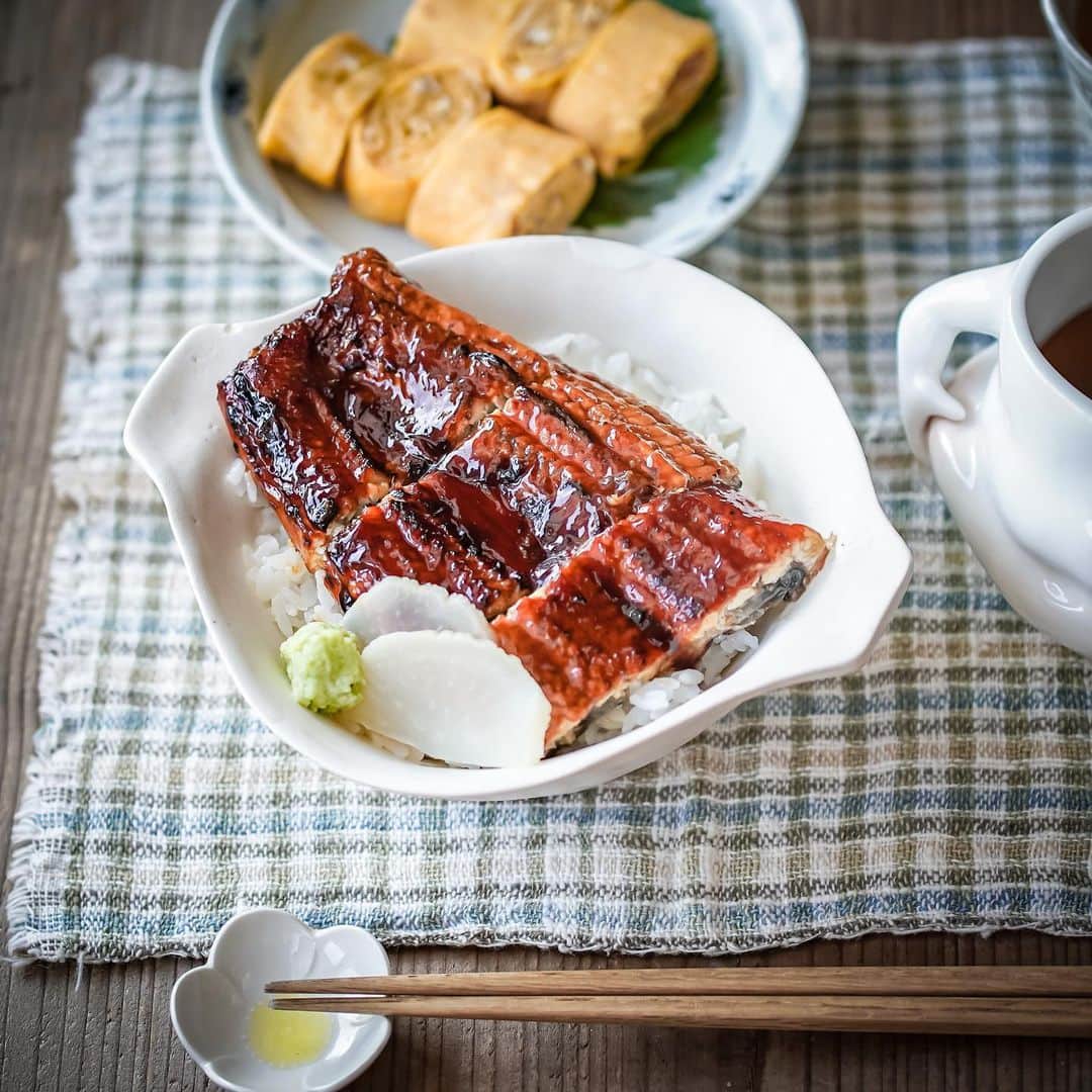 ひとみさんのインスタグラム写真 - (ひとみInstagram)「#土用の丑の日   昨日は美味しく鰻を頂きました(　ﾟдﾟ)ﾝﾏｯ!  米だけ炊いとけばいいやと、のんびり過ごしていたので… いざ食べる時になって、汁物がなくてソワソワ(´･ω･`;) とりあえず即席のお味噌汁で.ᐟ .ᐟ .ᐟ  いつも通りの汁椀を使おうと思っていたところに、ぽっちゃりマグが目に入り.ᐟ .ᐟ .ᐟ 買って何ヶ月も経っているのに初使用🤣🤣🤣 コレ見ながら食べてたら、なんか食欲が無くなってくるーーー.ᐟ .ᐟ .ᐟ  まだ肌寒かった頃に、コレでコーンスープを飲もうと、久々に器をポチったのだけど、届いた頃には暑くてコーンスープの季節じゃなくなっていて😅 棚に置かれたままになっていた子𖠚໊  食欲減退に効くのもきっと数回限りで、すぐに見慣れるんだろうなと思うけど🤣🤣🤣  やっぱり良いわ〜🤣💓 久々にいい買い物したなぁとしみじみ思います(*´罒`*)」7月24日 21時03分 - amehtm