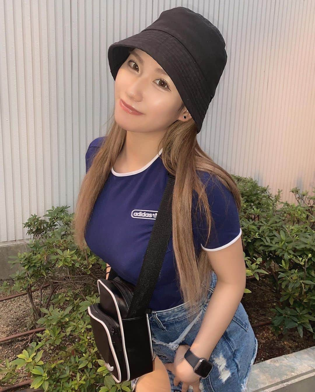 石田優美さんのインスタグラム写真 - (石田優美Instagram)「大好きなadidas💙🖤  はーさからTシャツ貰ったの☺︎  #adidas #大好き #tシャツコーデ #鞄」7月24日 21時05分 - yu_mi_1012