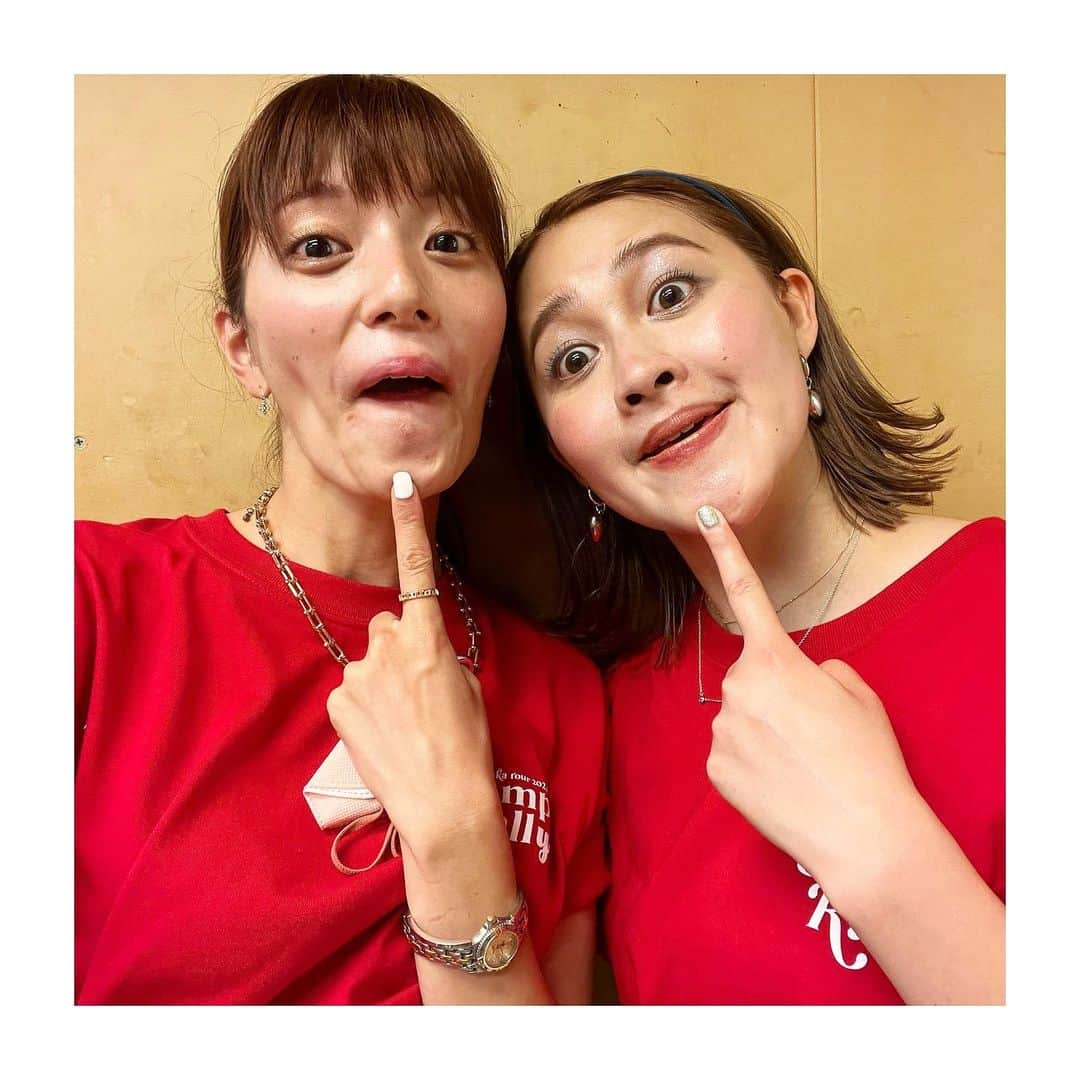 三谷紬さんのインスタグラム写真 - (三谷紬Instagram)「* 有華の単独ライブに行ってきました〜❤️ 土佐カンで共演してから仲良くしてもらっています！ ずっとずっと頑張っているのを知っているから ファンに囲まれている有華の姿が 本当にheartfulで❤︎ 私まで幸せになりました。 ワンマンツアー今日までお疲れ様でした🥺 顎にでっかいニキビできた写真も撮れて満足😂 （写真の時のみマスクを外しました） * #有華#musician#シンガーソングライター#partner#友達#mylover#❤️#お疲れ様#ワンマン#ワンマンツアー#stamprally#東京#tokyo#shibuya#渋谷#あるある土佐カンパニー#テレビ朝日#アナウンサー#三谷紬」7月24日 21時05分 - mitani_tsumugi