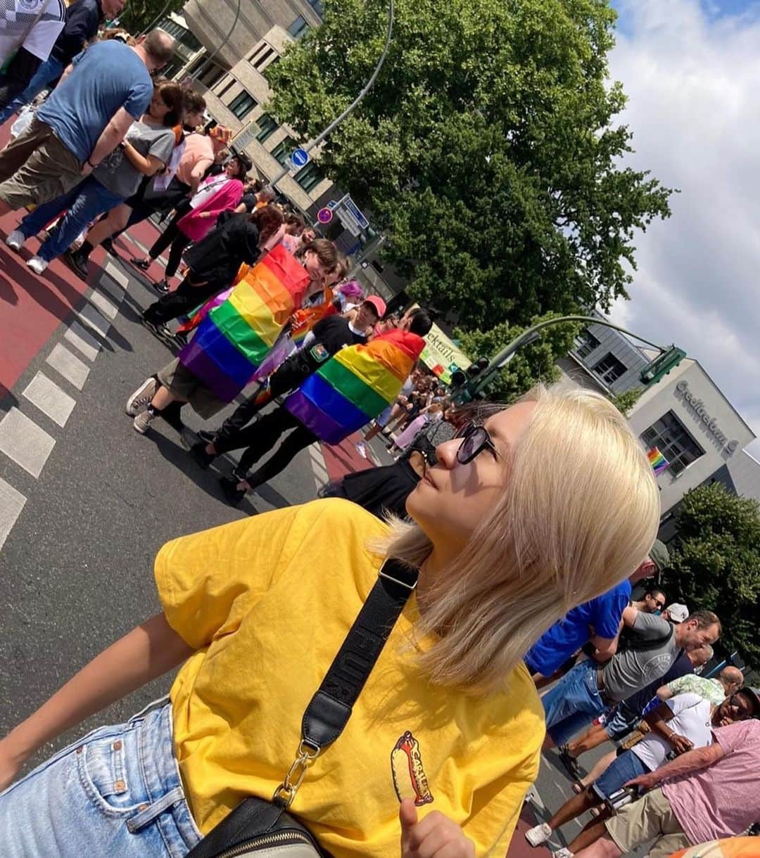 伊東楓さんのインスタグラム写真 - (伊東楓Instagram)「Christopher street day. 🏳️‍🌈 LGBTパレードがベルリンで開催されました。ベルリン最大のイベントということで、私も、せっかくベルリンに住んでいるので、友人と初参加。もともとはLGBTの方たちが不当な扱いや弾圧に抗議するためにNYで始まったものだけど、ベルリンでは40年以上の歴史があります。 とっても煌びやかに着飾って、音楽をかけながら踊って、道を練り歩く様子と、そこに集まる人の多さに衝撃を受けた1日。  日本だとあまりこういうカルチャーはないけれど、ベルリンだからこそ活発化したイベントなのかなとも思ったり。  #lgbt #christopherstreetday #berlin #germany #deutschland #csd #parade #artistspoken #世界のお宅から」7月24日 21時05分 - kaede_ito004