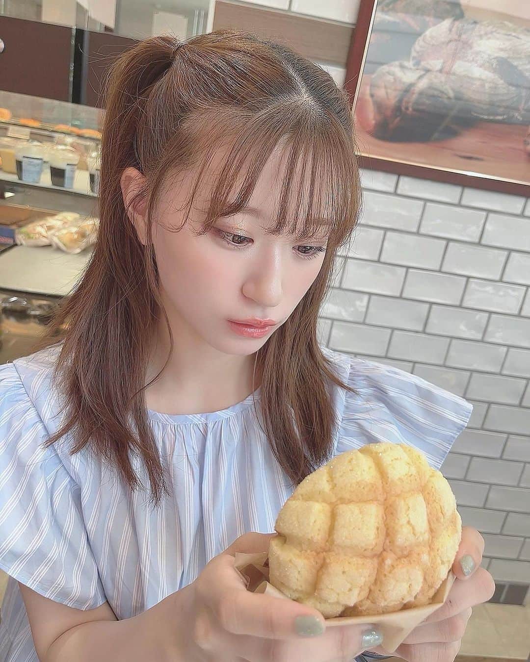 上西怜さんのインスタグラム写真 - (上西怜Instagram)「⠀ メロンパン 一口いる⁇💭🤍 ⠀ ⠀」7月24日 21時06分 - jonishi_rei