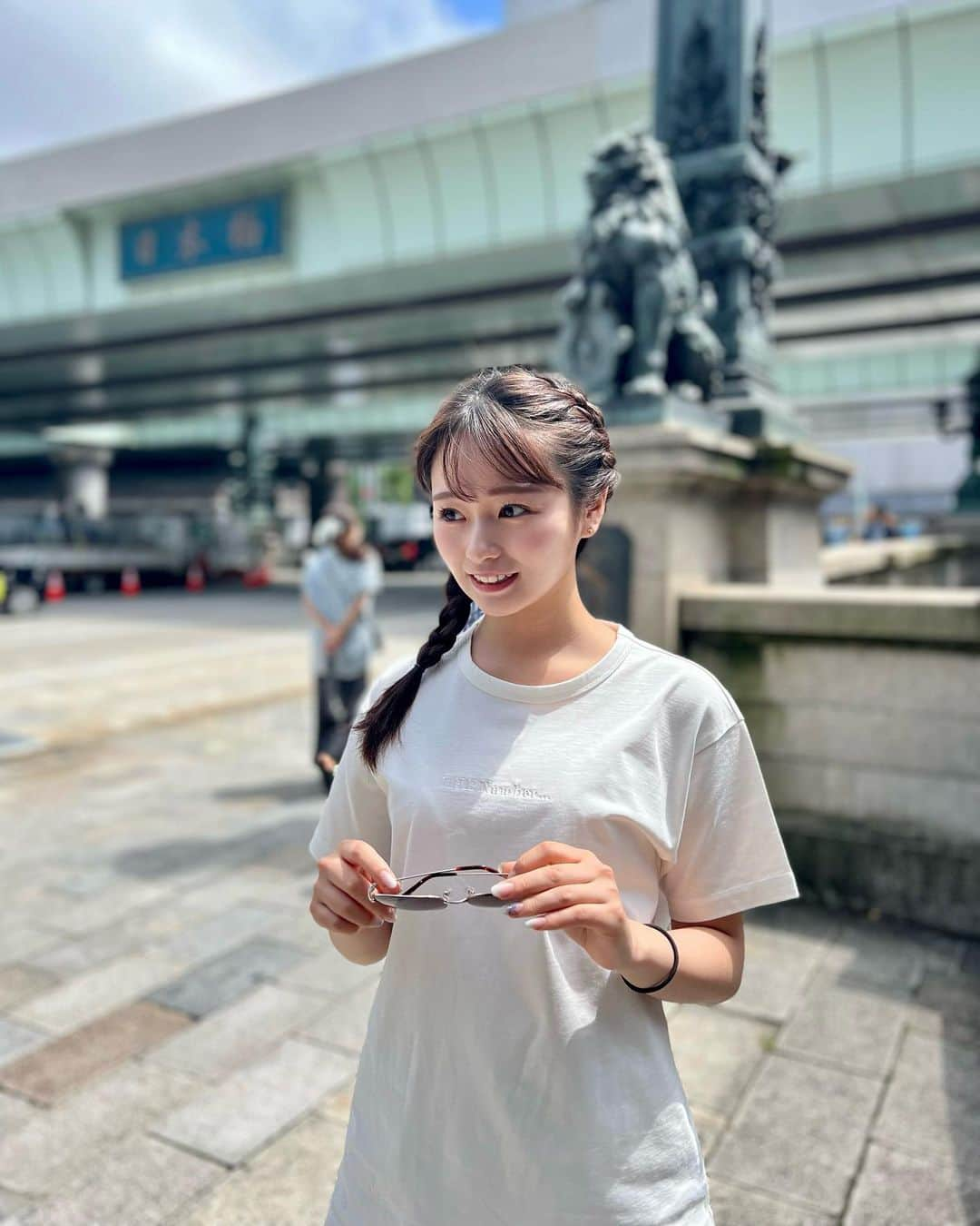 奥原ゆきのさんのインスタグラム写真 - (奥原ゆきのInstagram)「この日は三越前にあるお蕎麦屋さんに行きました😍 最近の休日はカジュアルな服を着ていることが多いです。白Tばかり買っちゃう笑 これは @official_the_number の。  この日は珍しく三つ編み☺️  #日本橋ランチ #三つ編みアレンジ #hairstyle #編み込みアレンジ #白t #ホワイトコーデ #summerfashion #sponsored #THENumber #アパレル #ファッション #抽選販売 #ブランド #ザナンバー #女子大生の日常 #vlog #japanesegirl #サマーコーデ」7月24日 21時22分 - yukino_okuhara