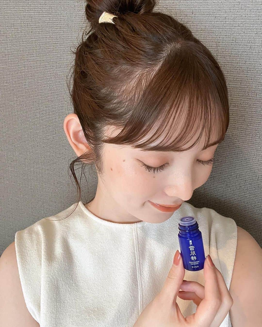 橋下美好さんのインスタグラム写真 - (橋下美好Instagram)「夏のスキンケア🌴  何年も前から愛用してる雪肌精の化粧水！ 日差しで火照った顔に パシャパシャ使うとめいゃ気持ちいい🏖  雪肌精の化粧水ってこんな種類あったのね。 3種の中でも長年愛用してきた薬用 雪肌精［医薬部外品］が お肌に馴染むから好きだな～☺️  香りも嫌な感じ全くなくて、 テクスチャーもサッパリしていて使いやすい！  厳選された植物由来の成分で作られてて 肌にやさしく年齢・性別関係なく使えるのが良い🙆‍♀️  3つの商品が試せる #きき化粧水 サンプルセットをプレゼント中みたい！  実際に届くボトルの見た目が一緒で どの化粧水が入っているか当てるのも楽しいよ🤣  #きき化粧水 #sekkisei_partner」7月24日 21時32分 - miyoshikun