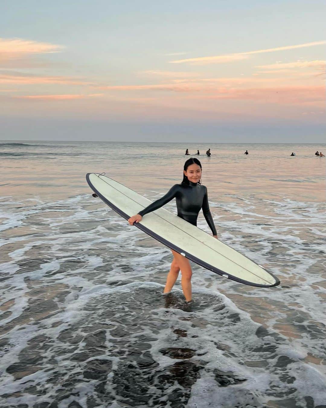 栗山遥さんのインスタグラム写真 - (栗山遥Instagram)「1日で1番好きな時間🌞🤍 サーフィンが楽しくて仕方ない！気持ちが落ち着いて、リセットされて、自由になれる時間。毎日感謝の気持ちでいっぱい🤍」7月24日 21時37分 - harukakuriyama