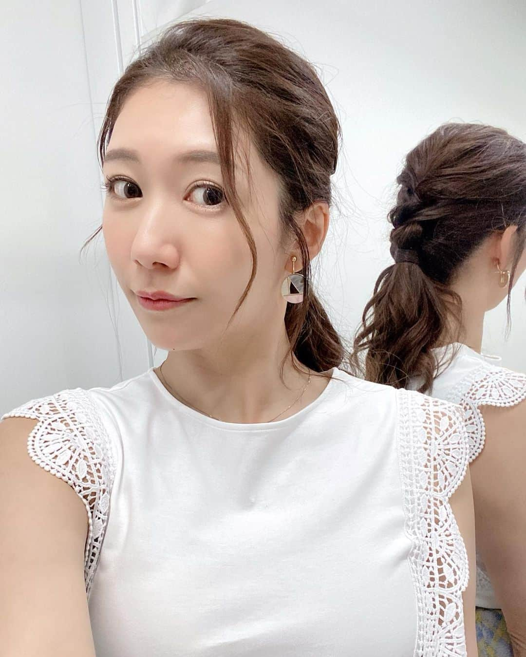 穂川果音さんのインスタグラム写真 - (穂川果音Instagram)「hairstyle  ポニーテールアレンジ♪ もう一段階上のポニーテールらしいです笑  　#ヘアスタイル　#ヘアアレンジ　#アレンジポニーテール　#ポニーテールアレンジ　#アップスタイル　#hairstyle #hairarrange #イヤリング　#earrings  #ミディアムロング　#初夏コーデ　　#7月コーデ　#ロングポニー #お天気キャスターコーデ　#アベプラ　#abema #穂川果音 #低めポニーテール #気象予報士　#セントフォース」7月24日 21時41分 - hokawakanonn